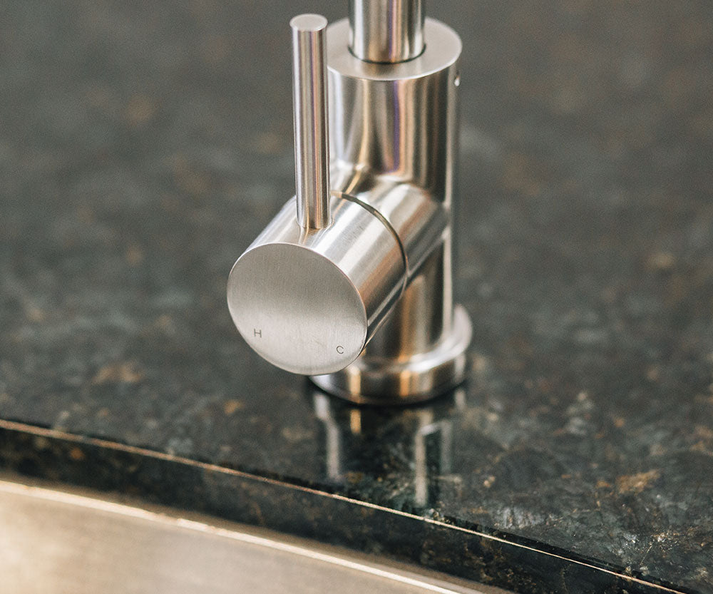 Stainless steel undermount sink with circular drain strainer