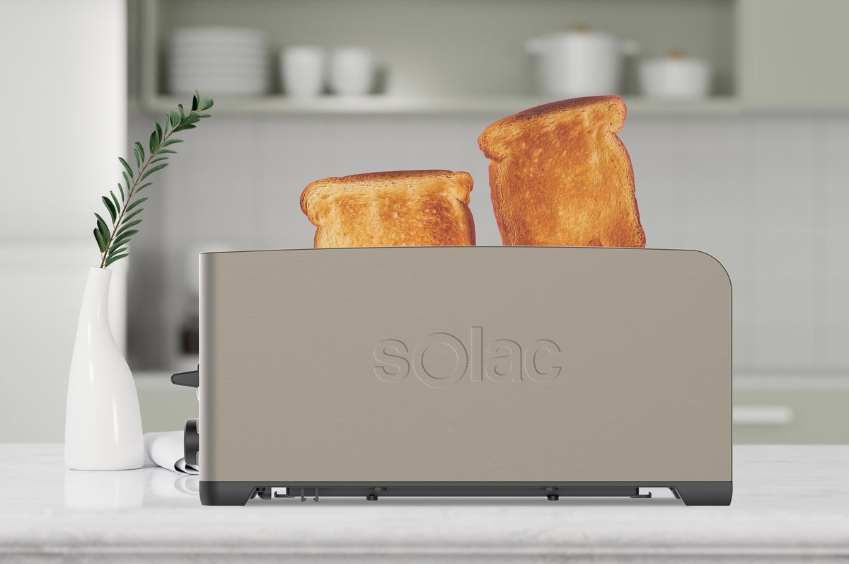 4-slice stainless steel toaster with side logo and two toasting slots