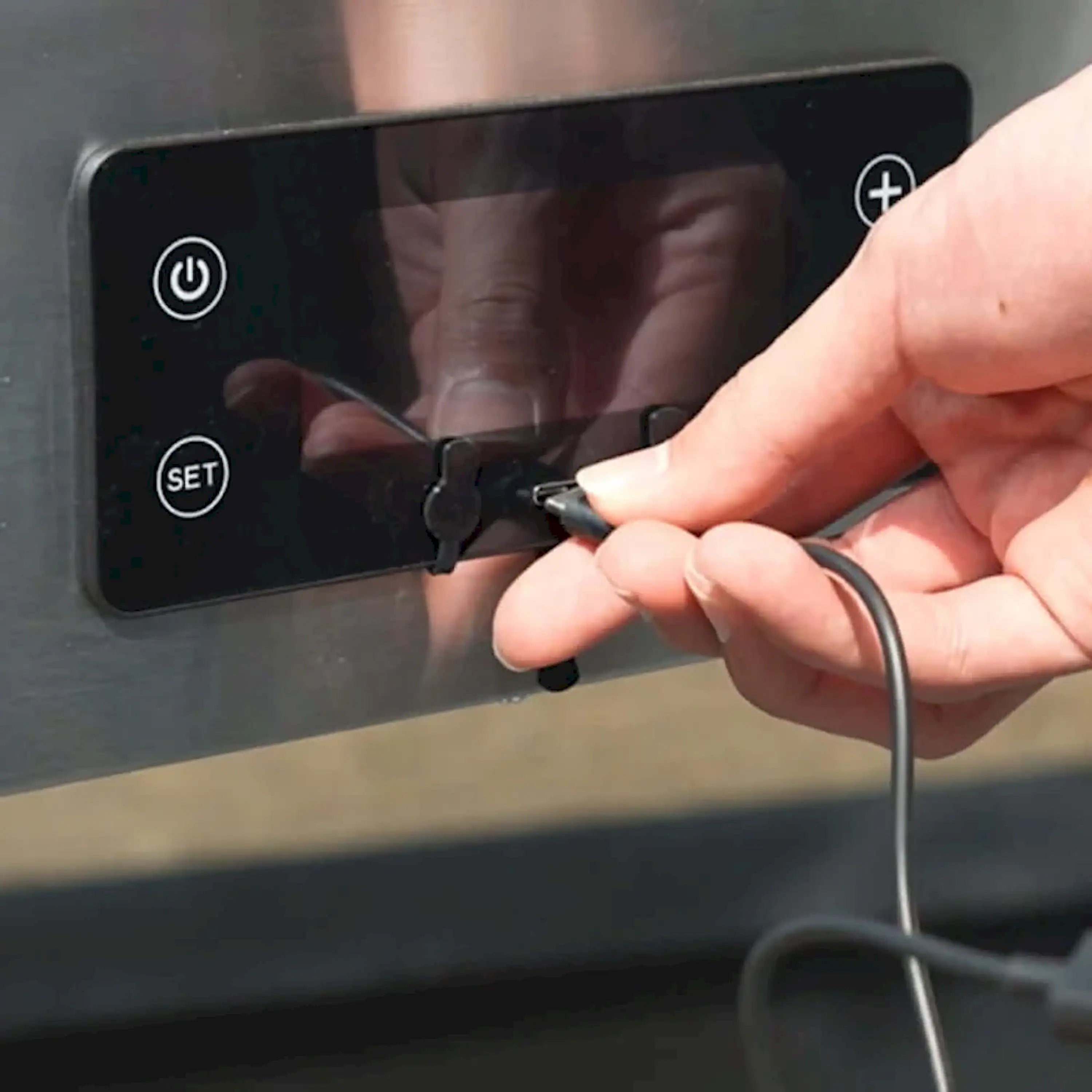 Smart gas grill control panel with hand plugging in temperature probe cable