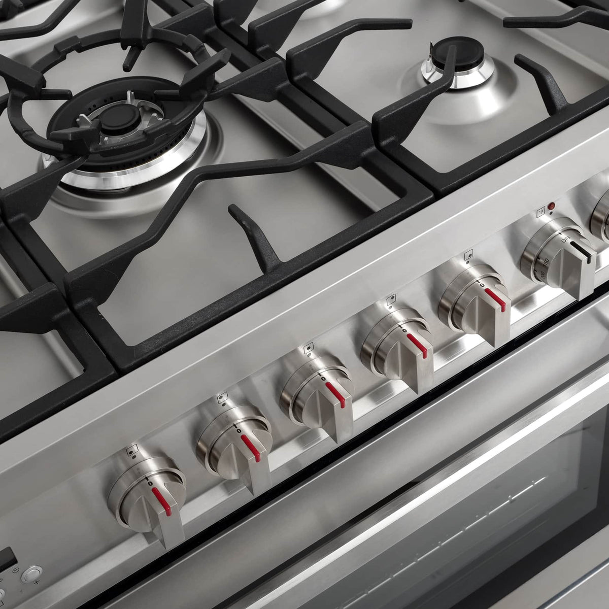 Stainless steel dual fuel range cooktop with four gas burners and control knobs