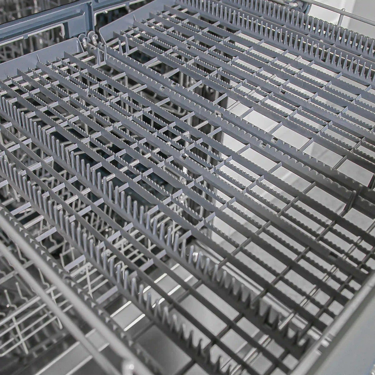 Dishwasher upper rack with dense wire prongs
