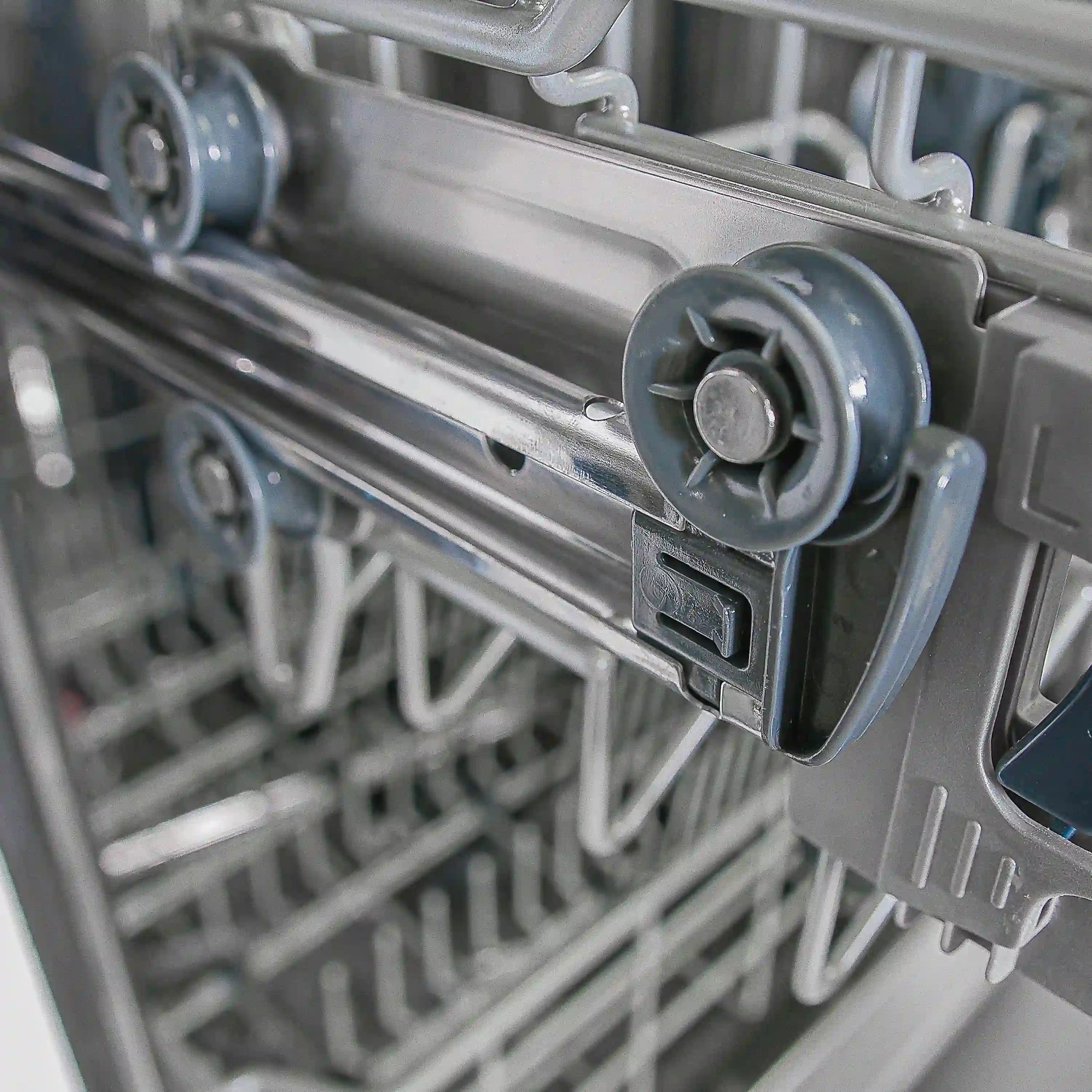Dishwasher lower rack side bracket with rolling wheel mechanism