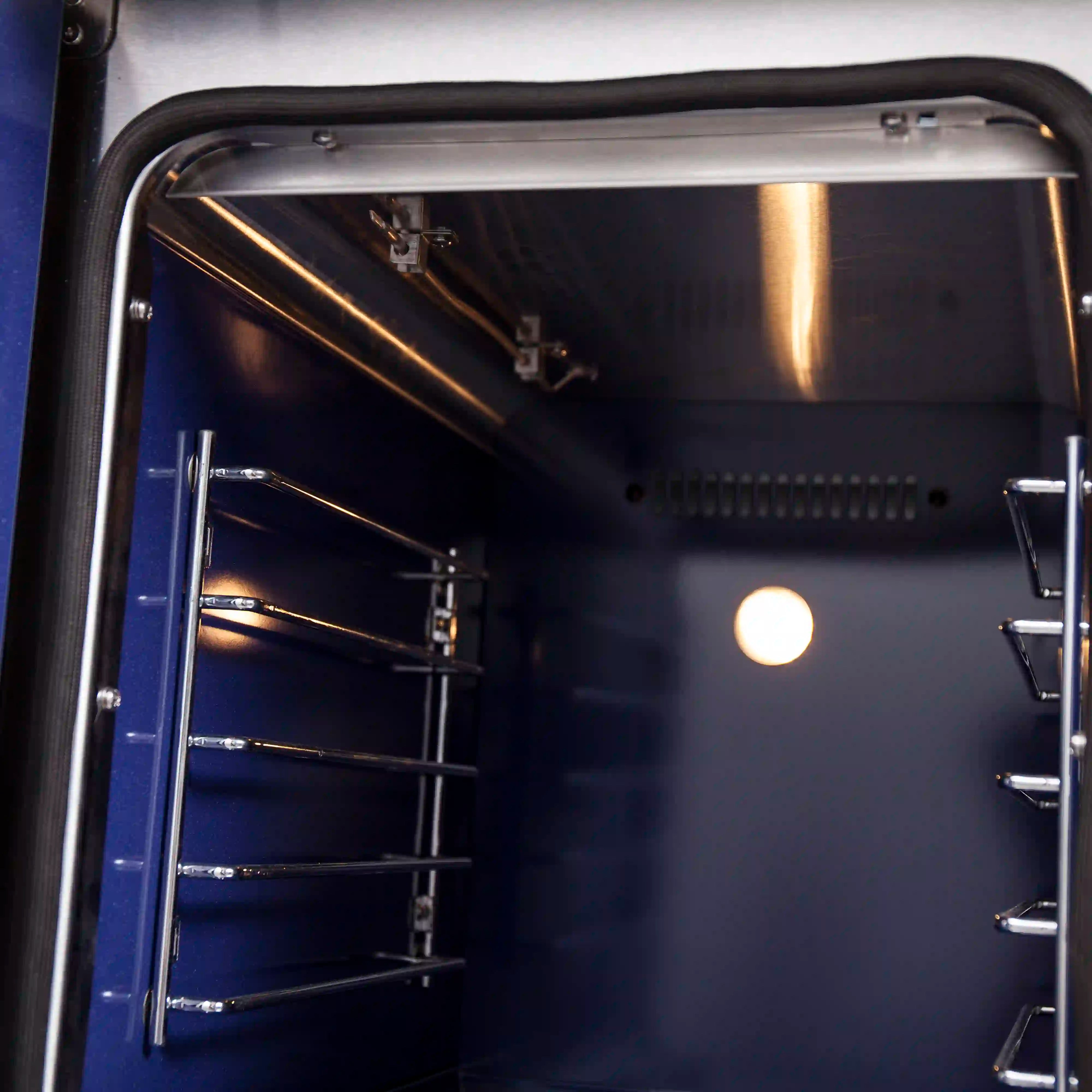 Upper oven cavity with chrome racks and side rails