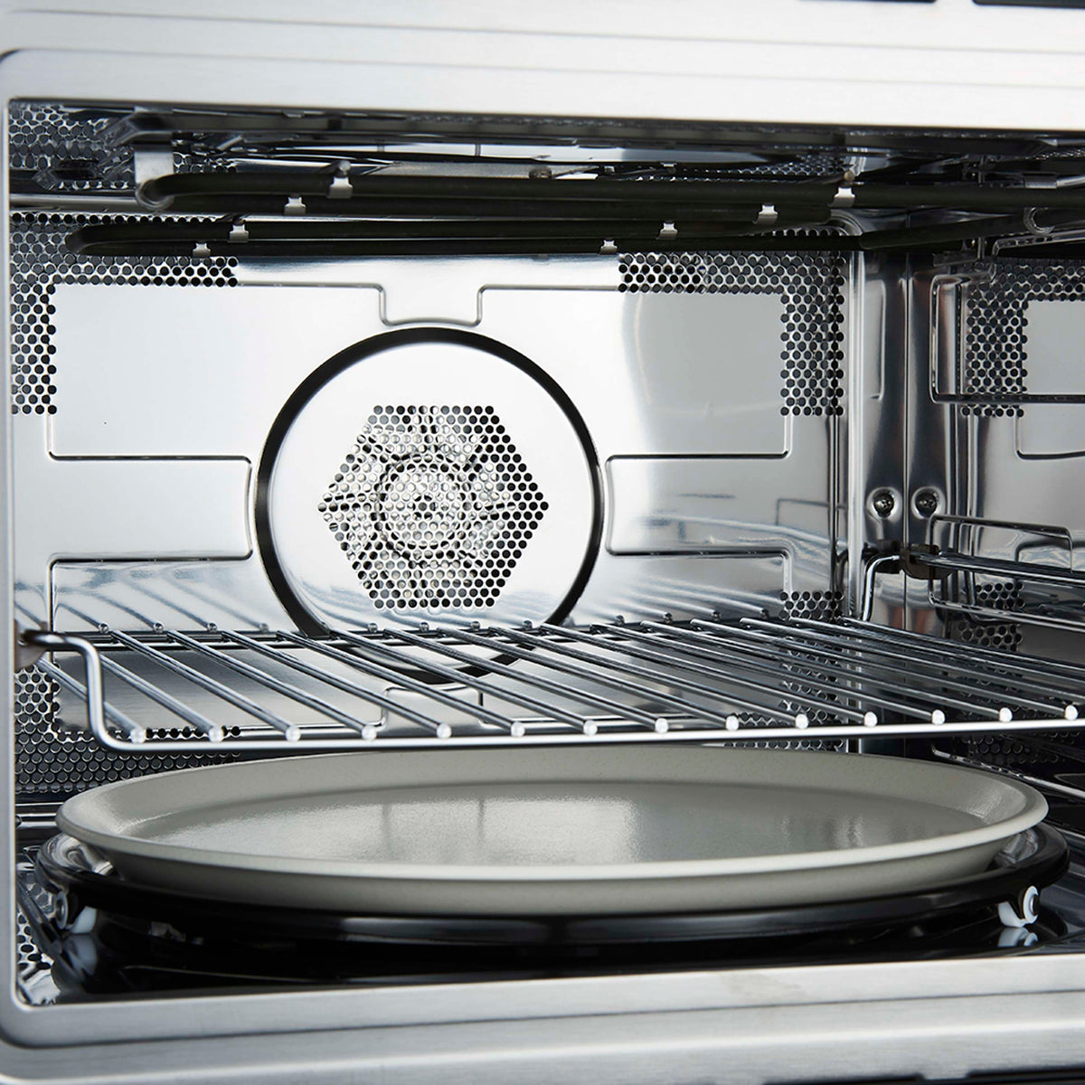 Oven cavity with wire rack and circular broiler element