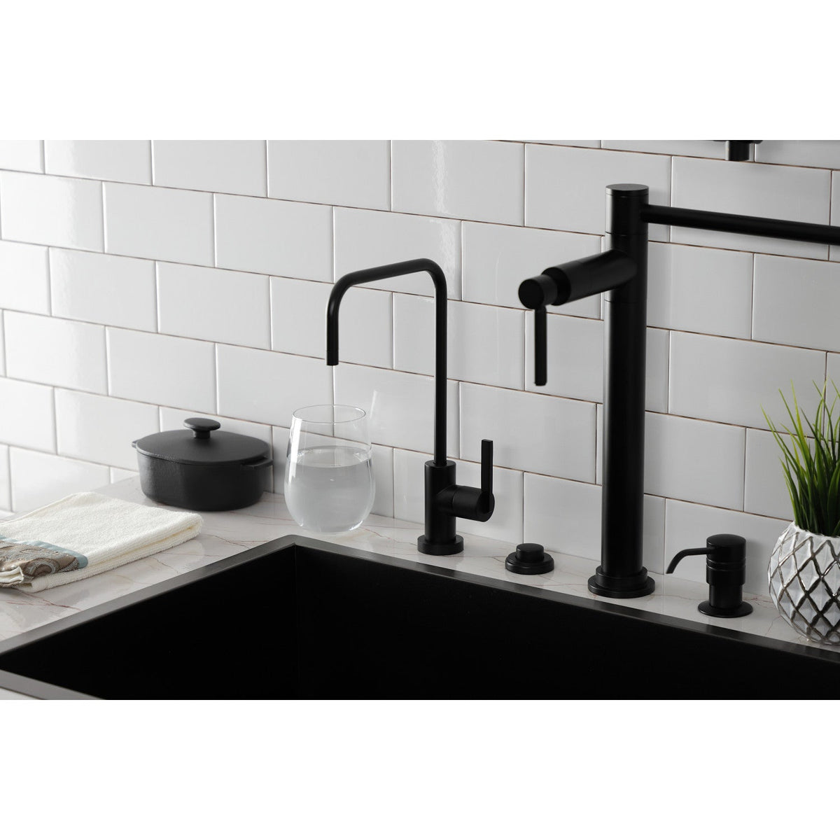 Continental Single-Handle Water Filtration Faucet in Matte Black