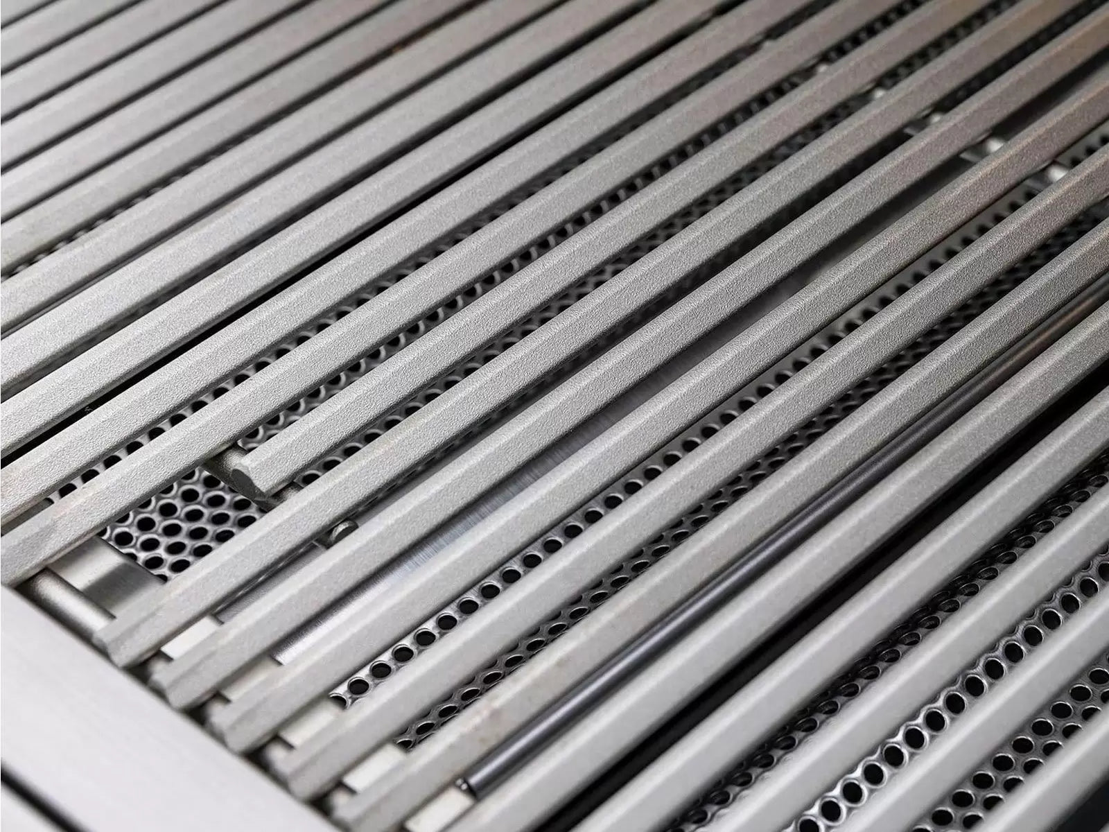 Stainless steel cooking grate bars with vented channels for gas grills