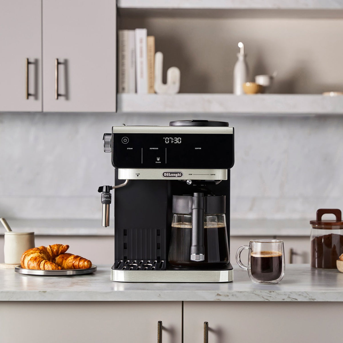 De'Longhi All-in-One Combination Coffee and Espresso Machine with Manual Steam Wand in Black (COM630BK) - image 6