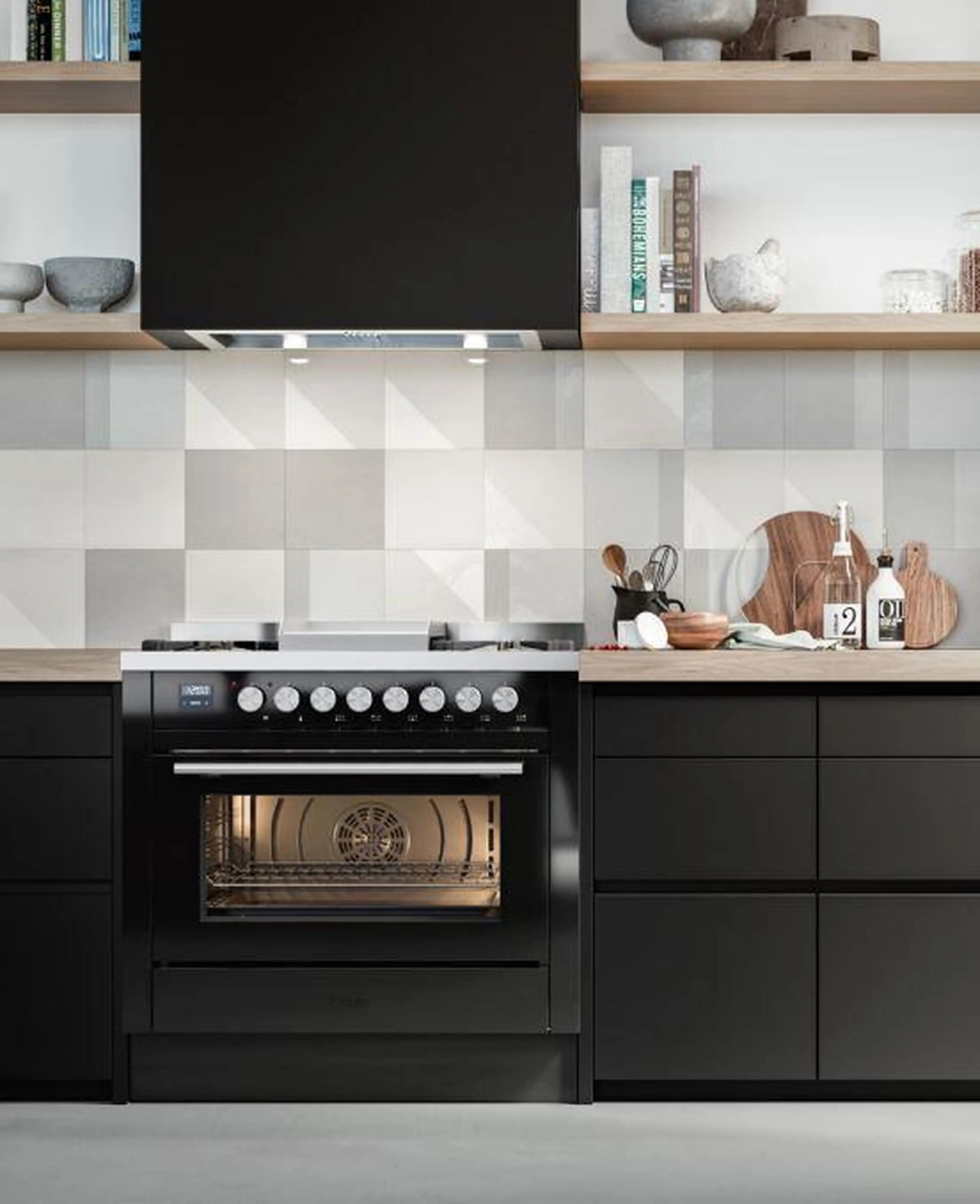Freestanding dual-fuel gas range with 6 sealed burners and built-in oven
