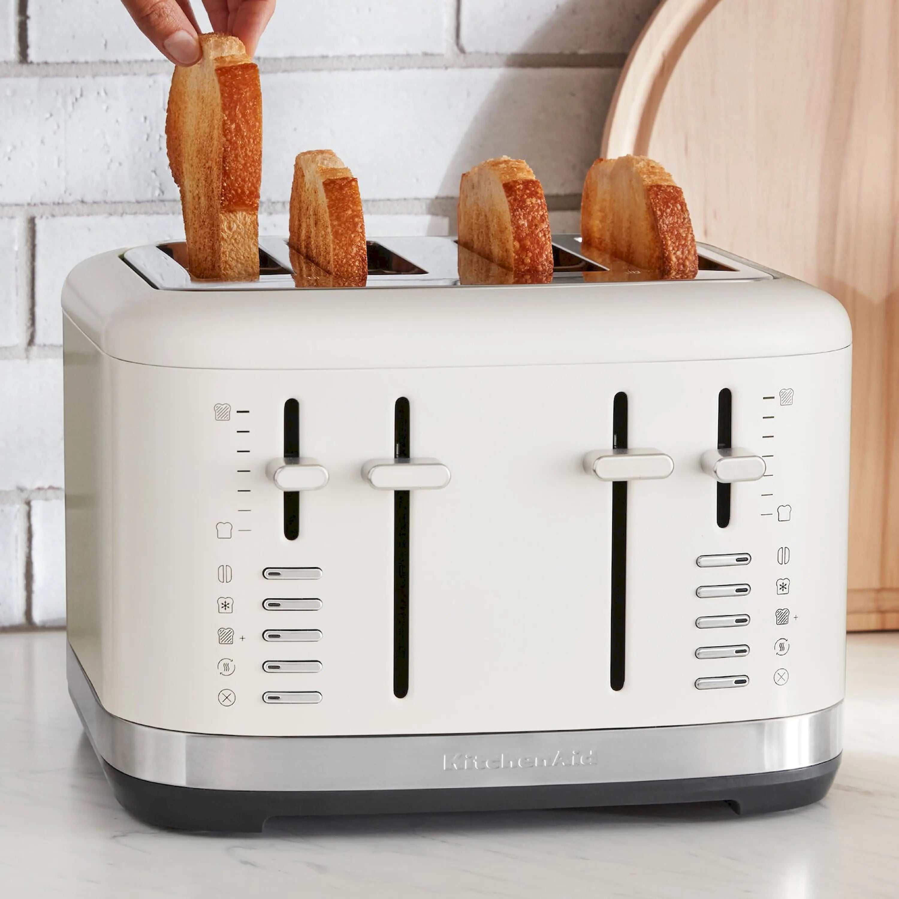Porcelain 4-slice toaster with two wide slot openings and toast rising