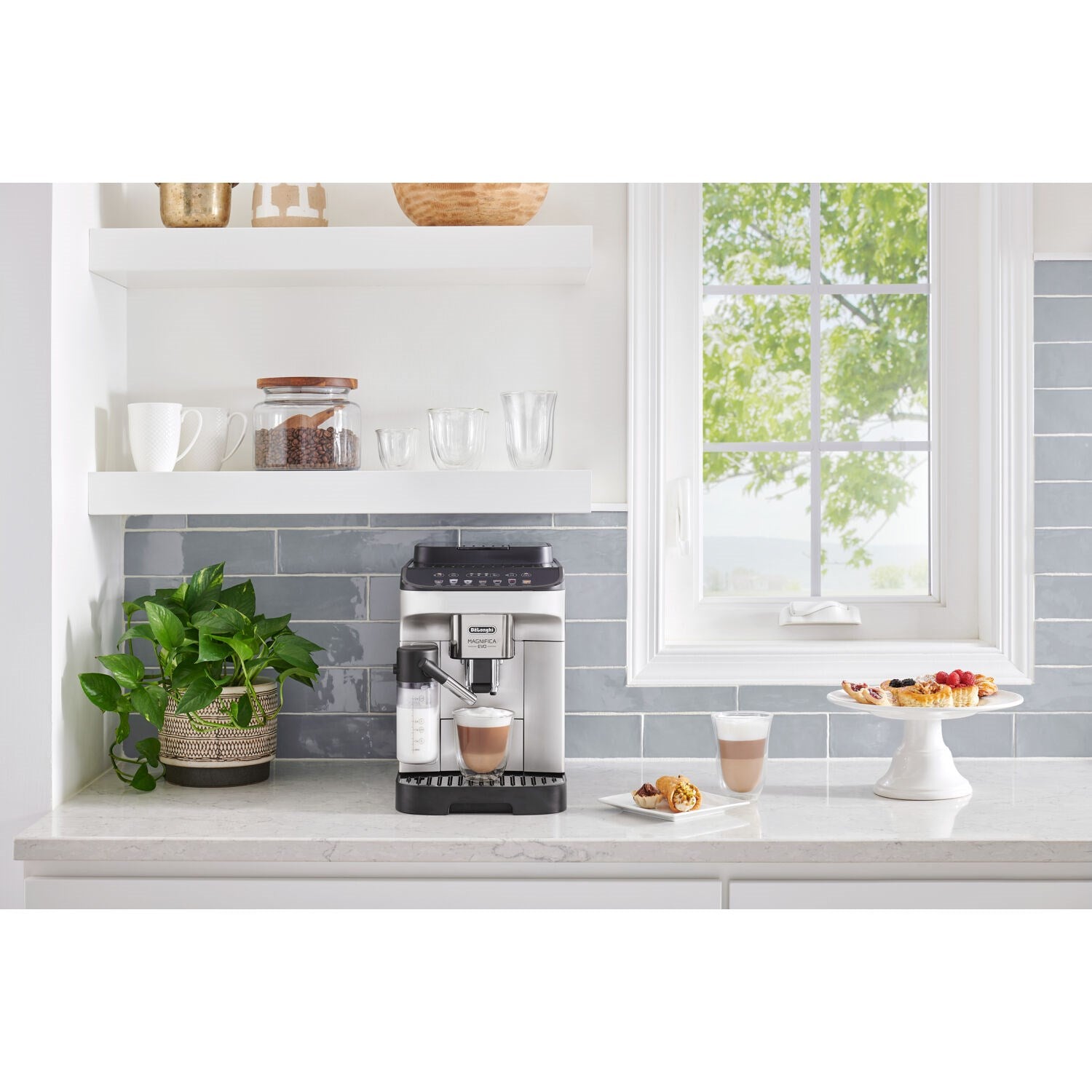 De'Longhi Magnifica Evo coffee machine with cups on the countertop