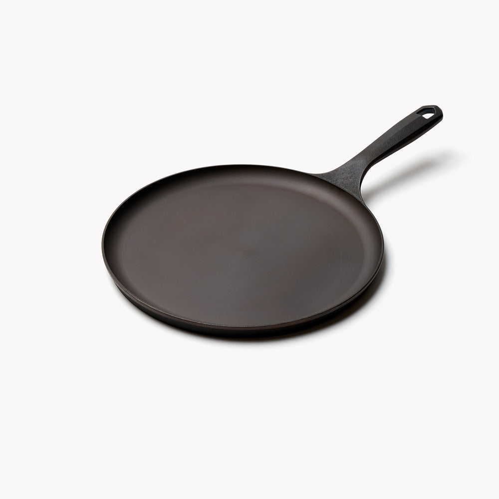 Field Company No.9 round cast iron griddle with short handle, dark cooking surface