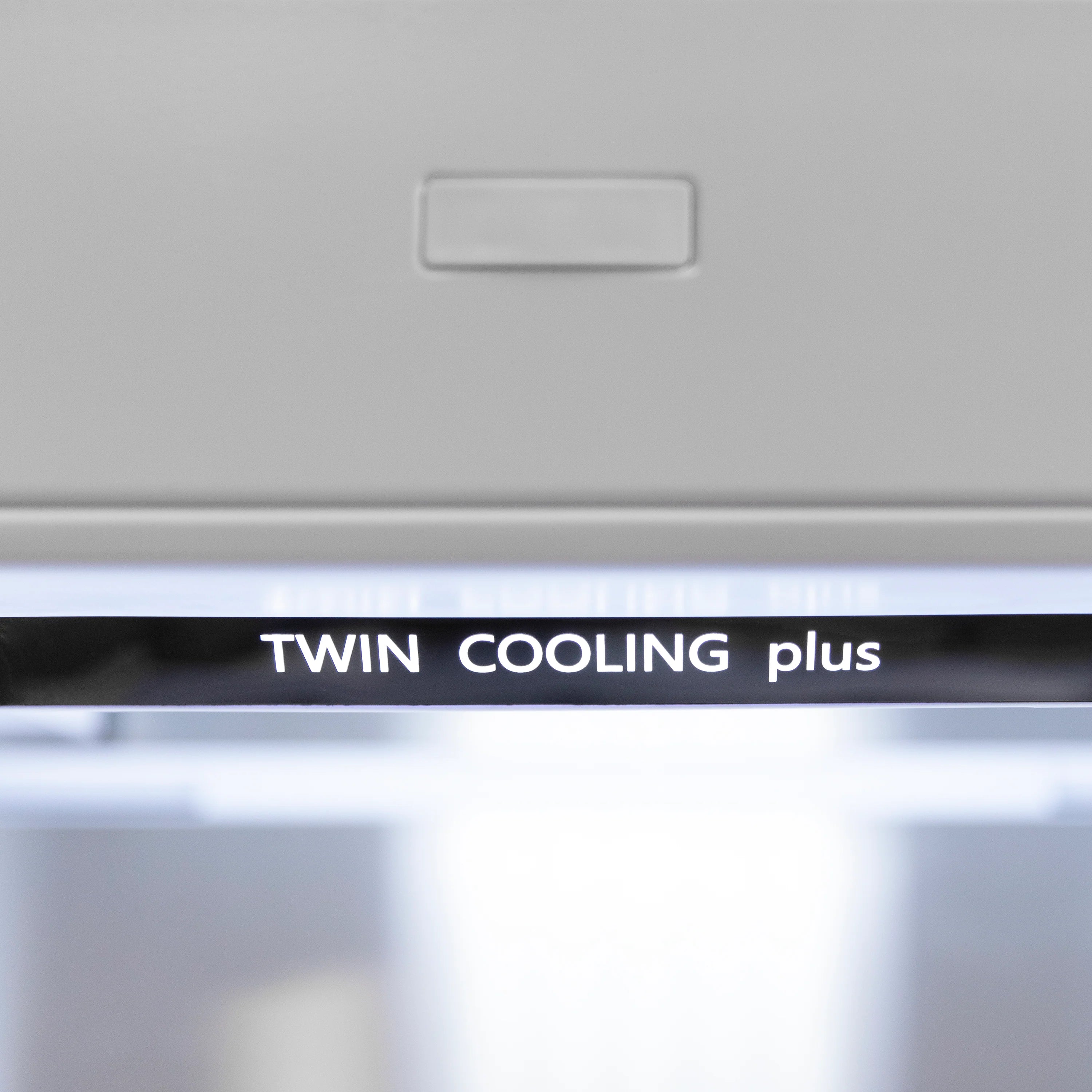 Built-in refrigerator display area showing “TWIN COOLING plus” branding