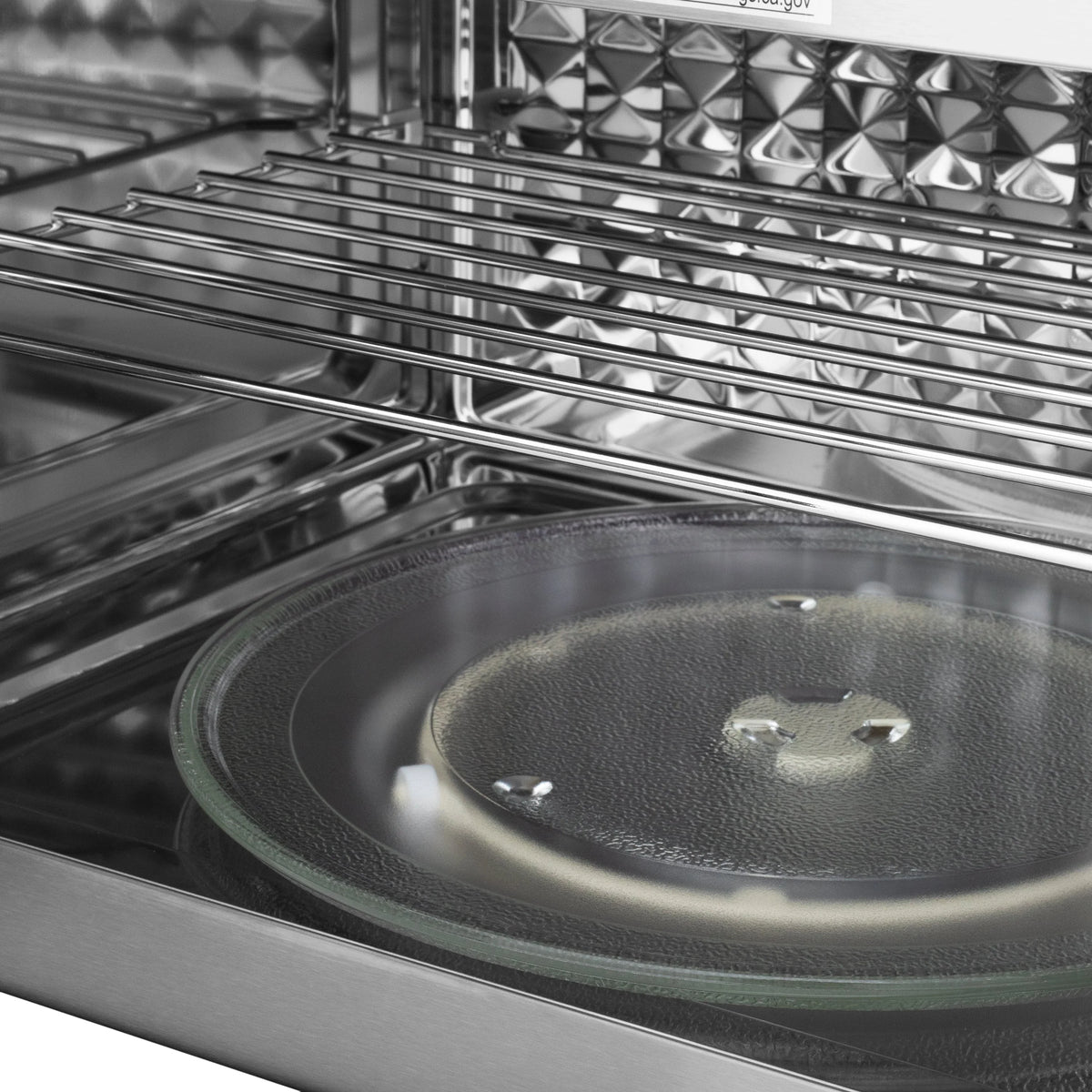 Microwave cooking cavity with metal rack and glass turntable