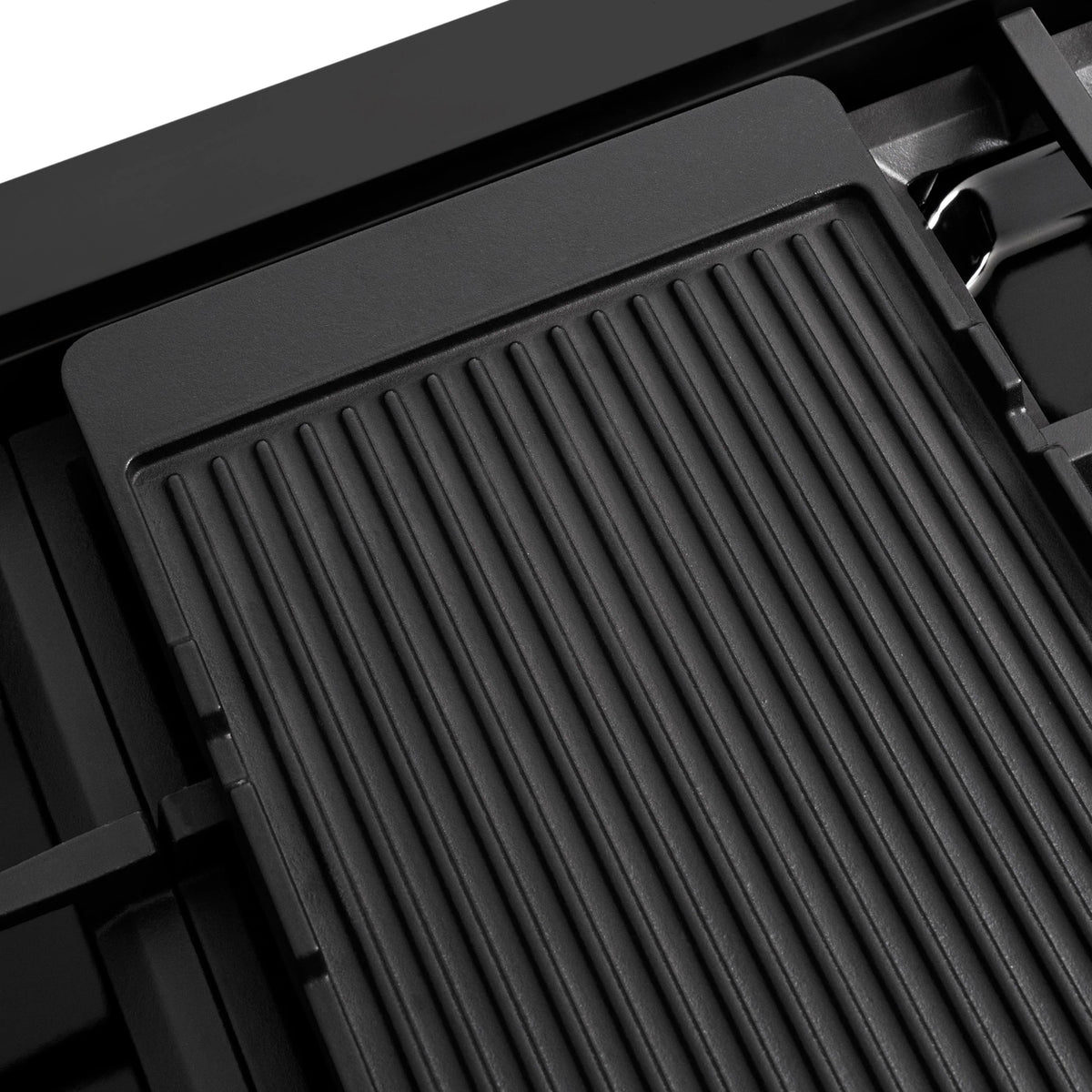 Black stainless gas range grates with vented burner cover panel