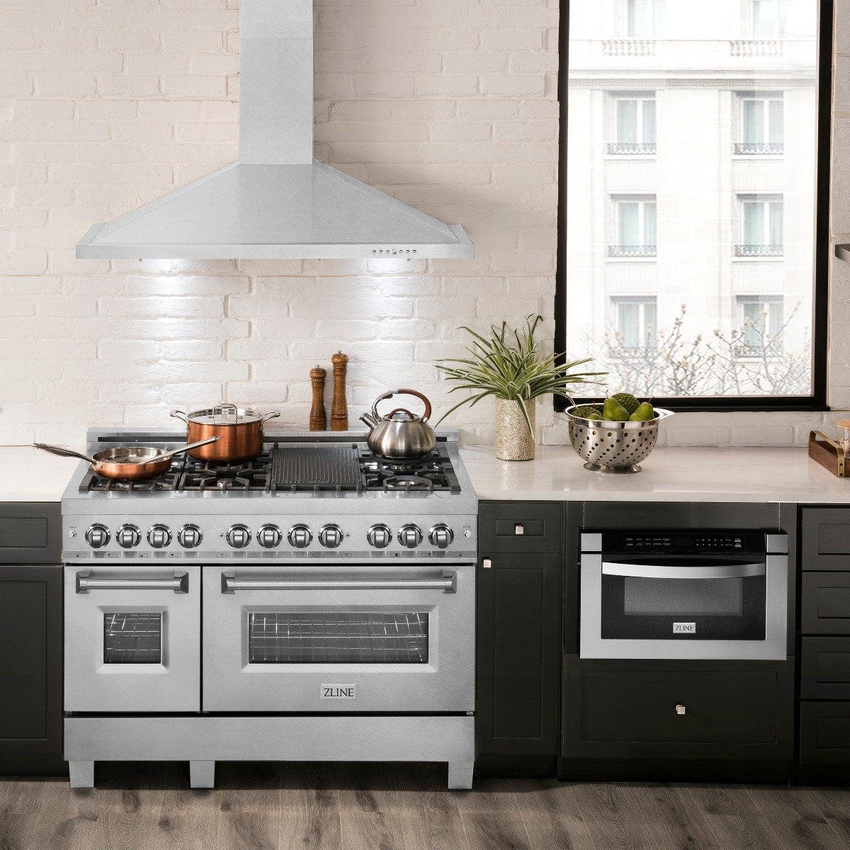 Stainless steel gas range with convertible chimney range hood above