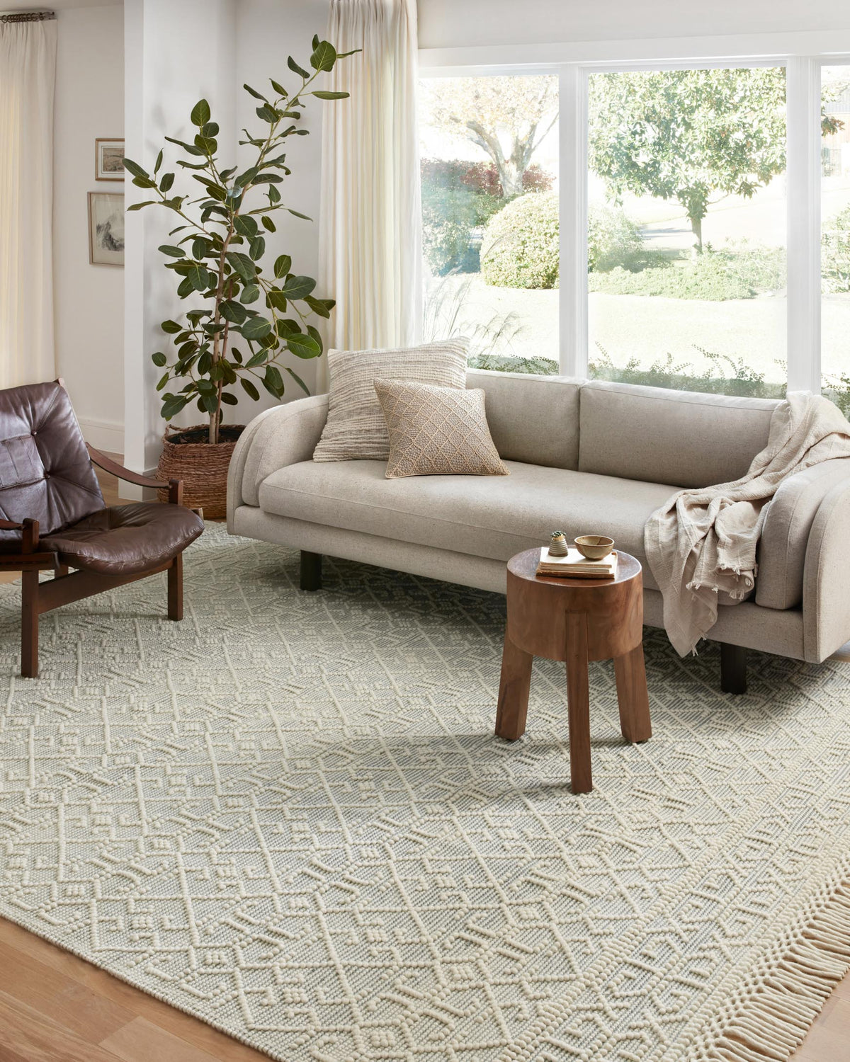 Ivory and blue geometric rug with diamond lattice design, flatwoven texture