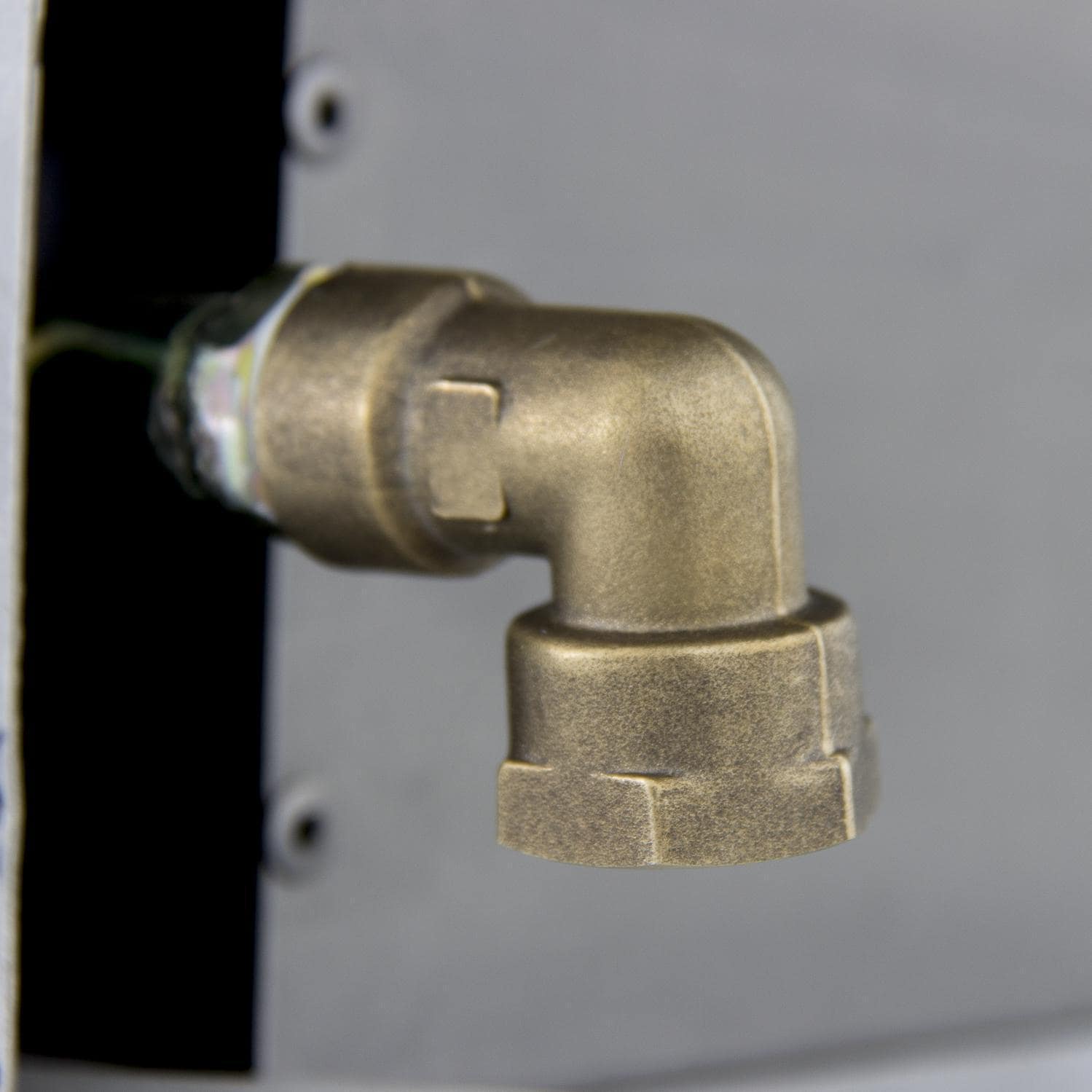 Brass 90-degree gas fitting elbow with threaded connection
