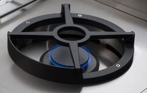 Freestanding gas range burner cap with blue flame