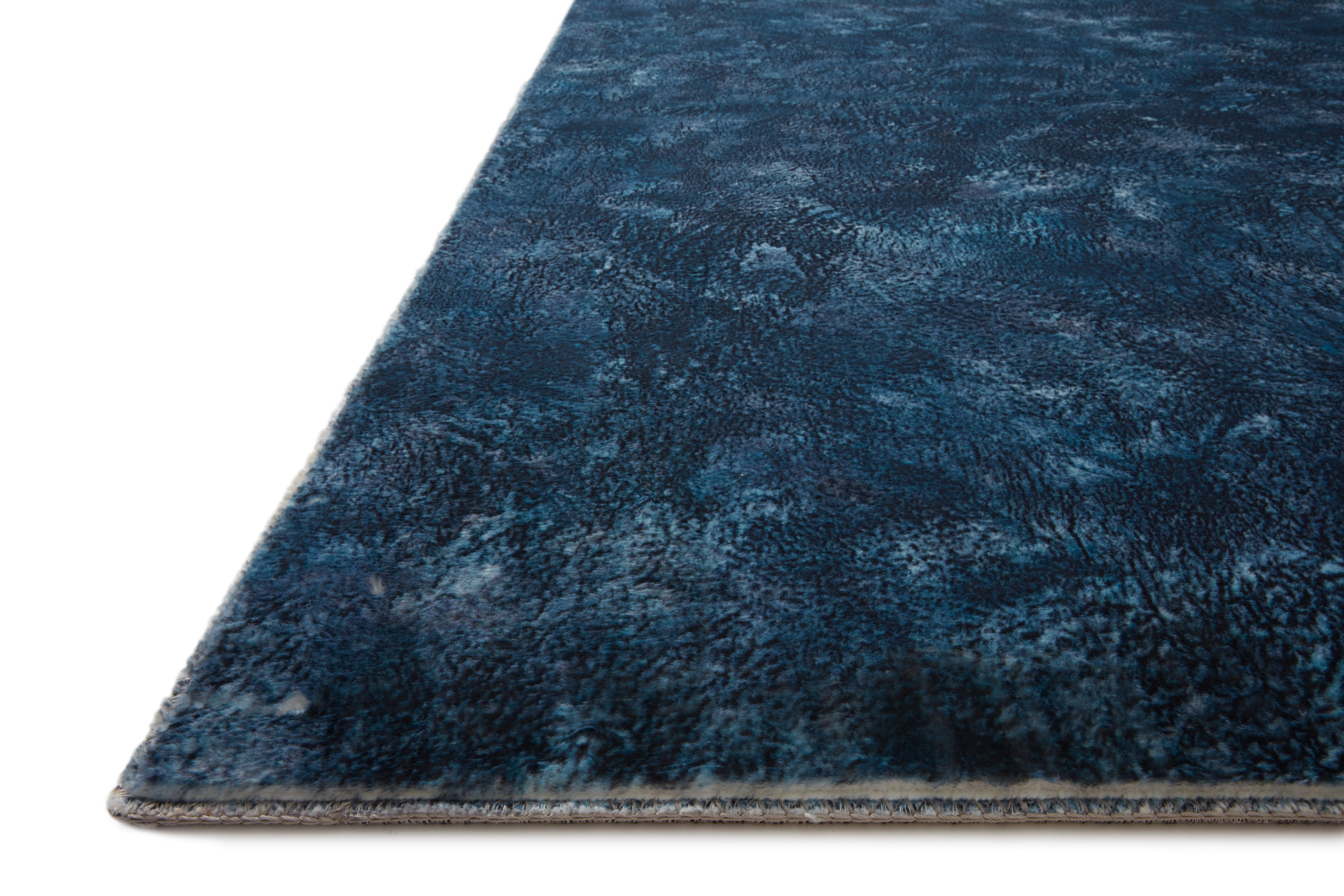 Contemporary power-loomed rug corner with short pile and mottled blue pattern