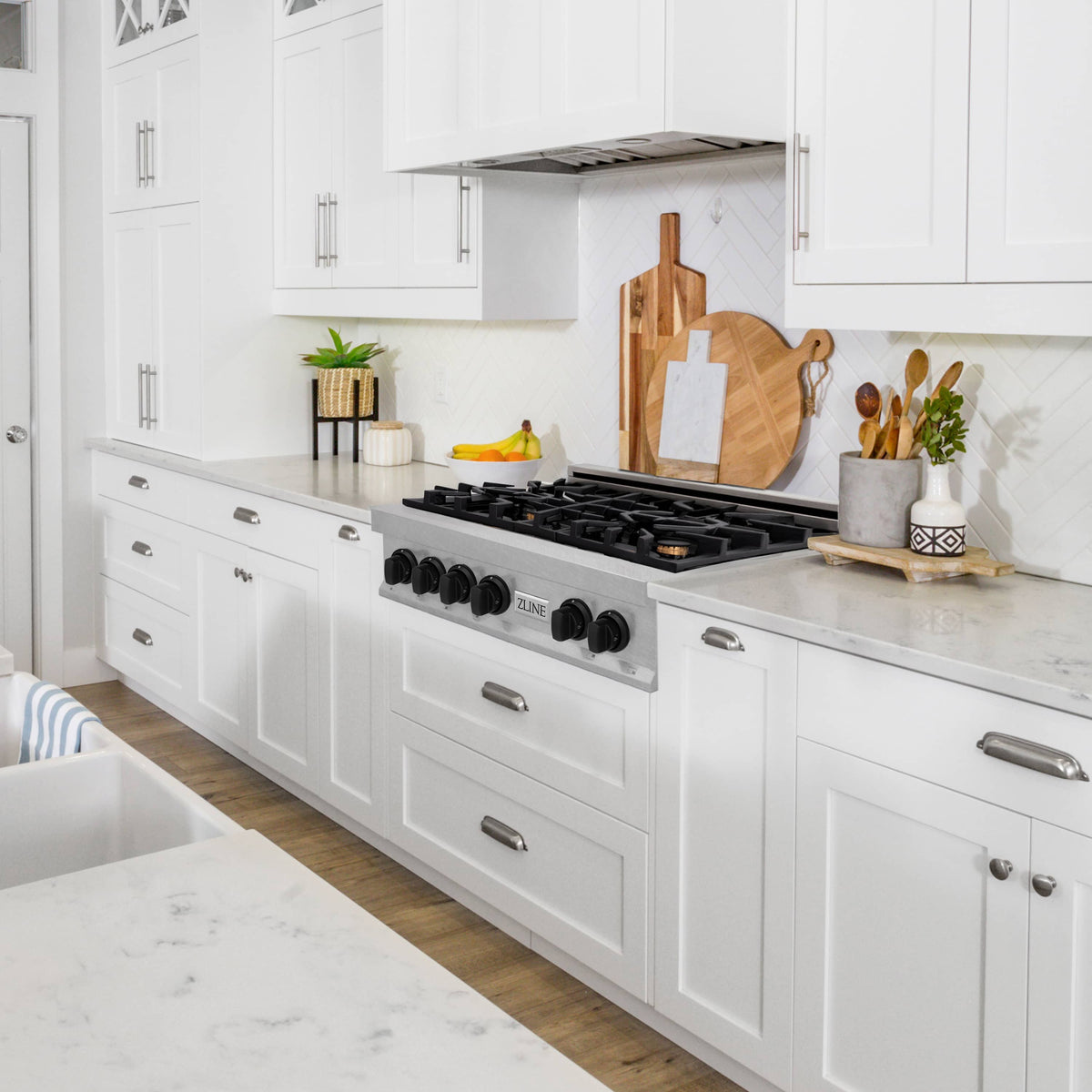 4-burner gas rangetop with satin stainless finish, matte black knobs and burner grates