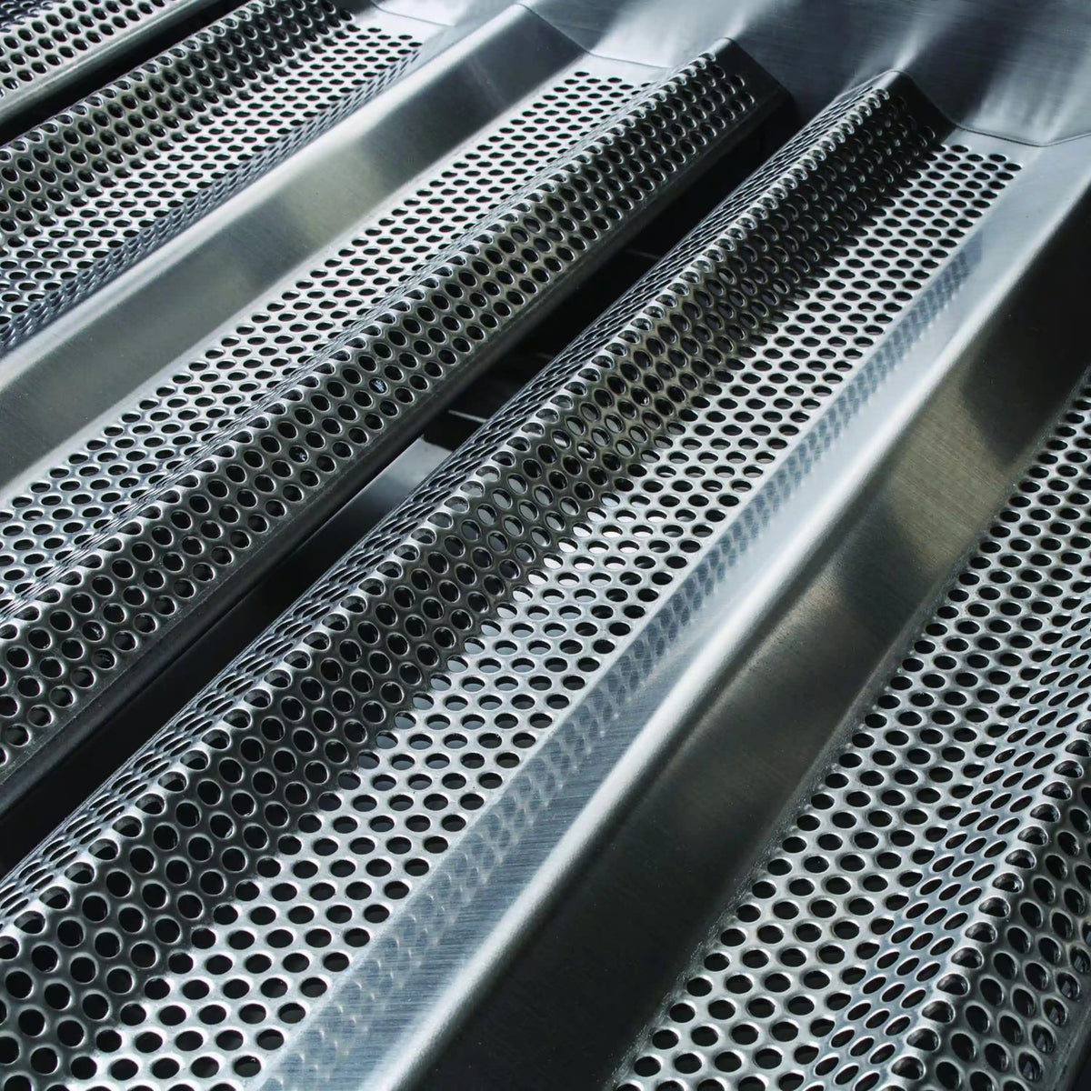 Stainless steel perforated burner grates in parallel rows