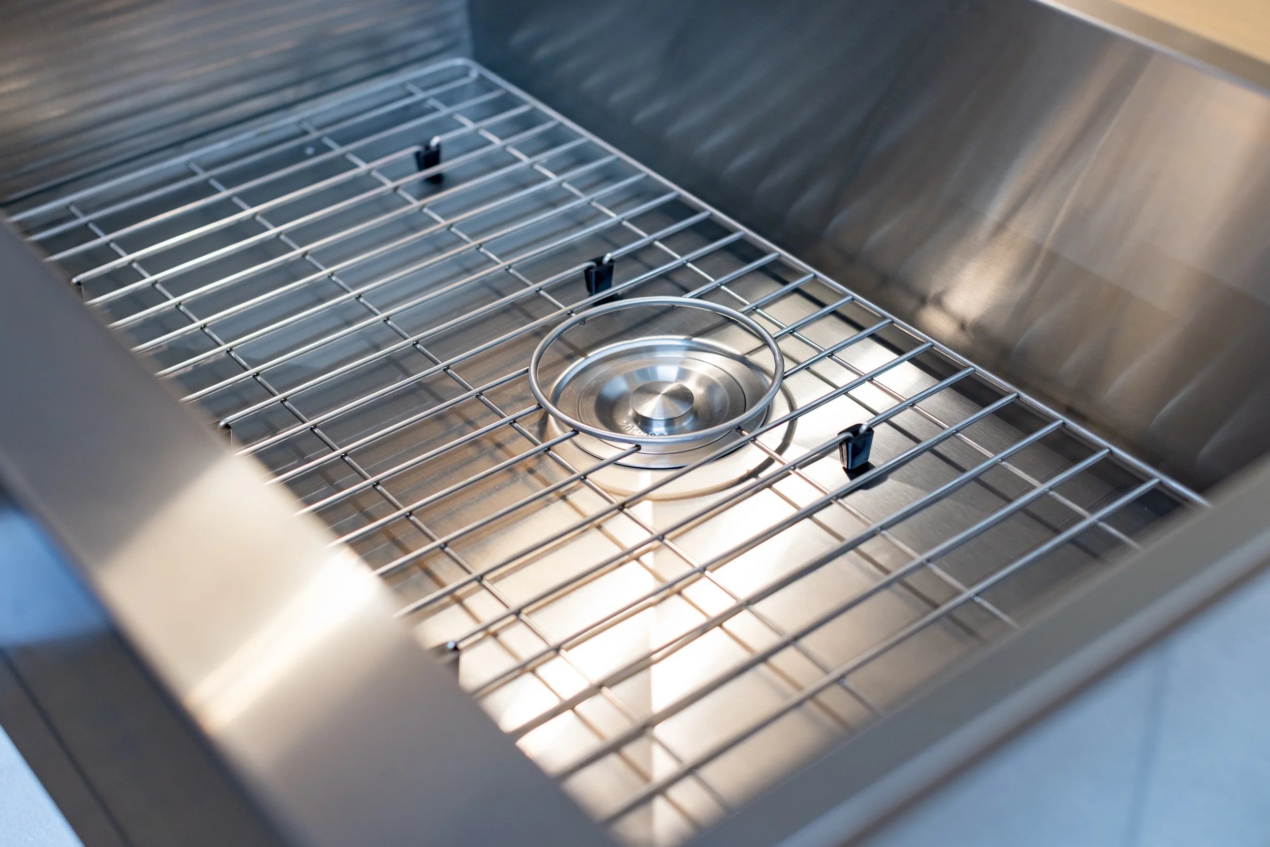 Stainless steel sink rack with wire grid and circular drain opening