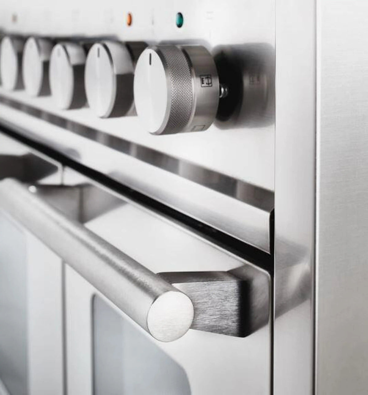 Stainless steel dual-fuel gas range control knob and handle on front panel