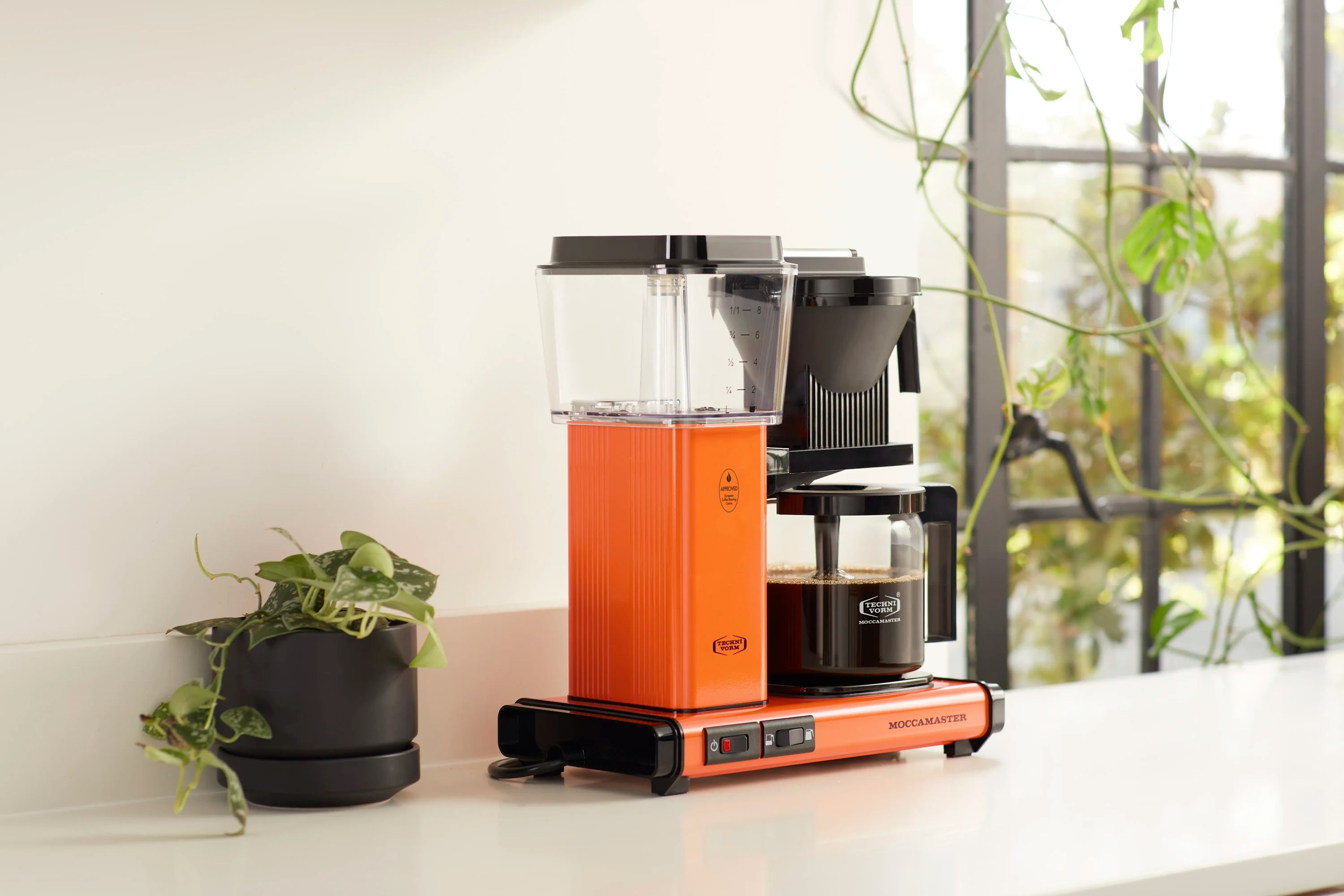 Moccamaster KBGV Select Glass Carafe 10-Cup Coffee Maker in Orange wit