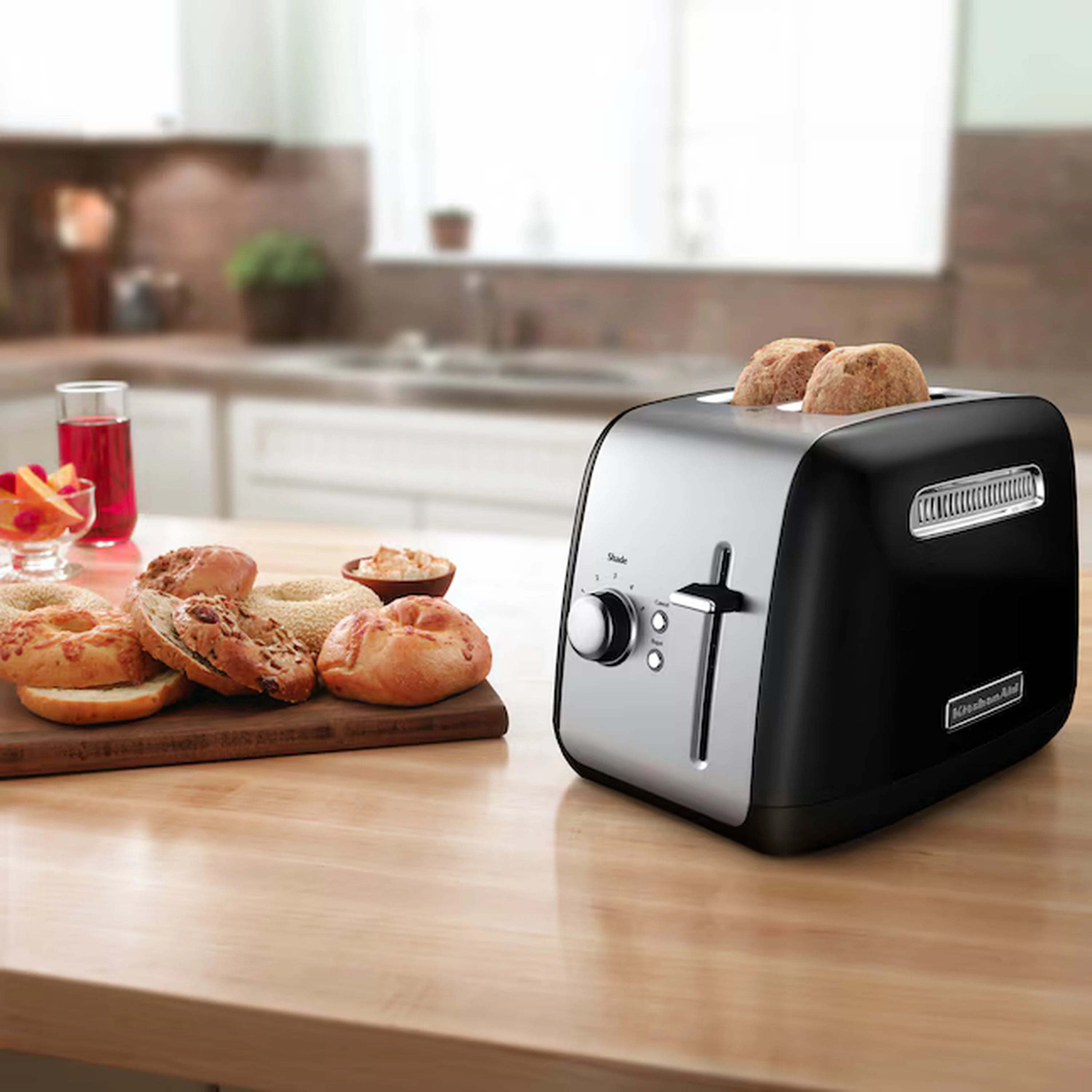 2-slice toaster with Onyx black body and stainless top, manual lever and browning dial