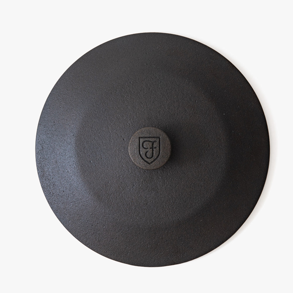 Black cast iron lid with Field Company shield emblem, top view