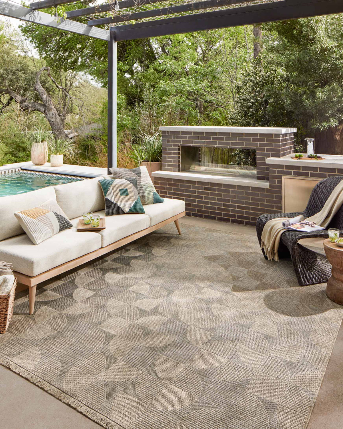Natural woven area rug with geometric pattern and fringe border