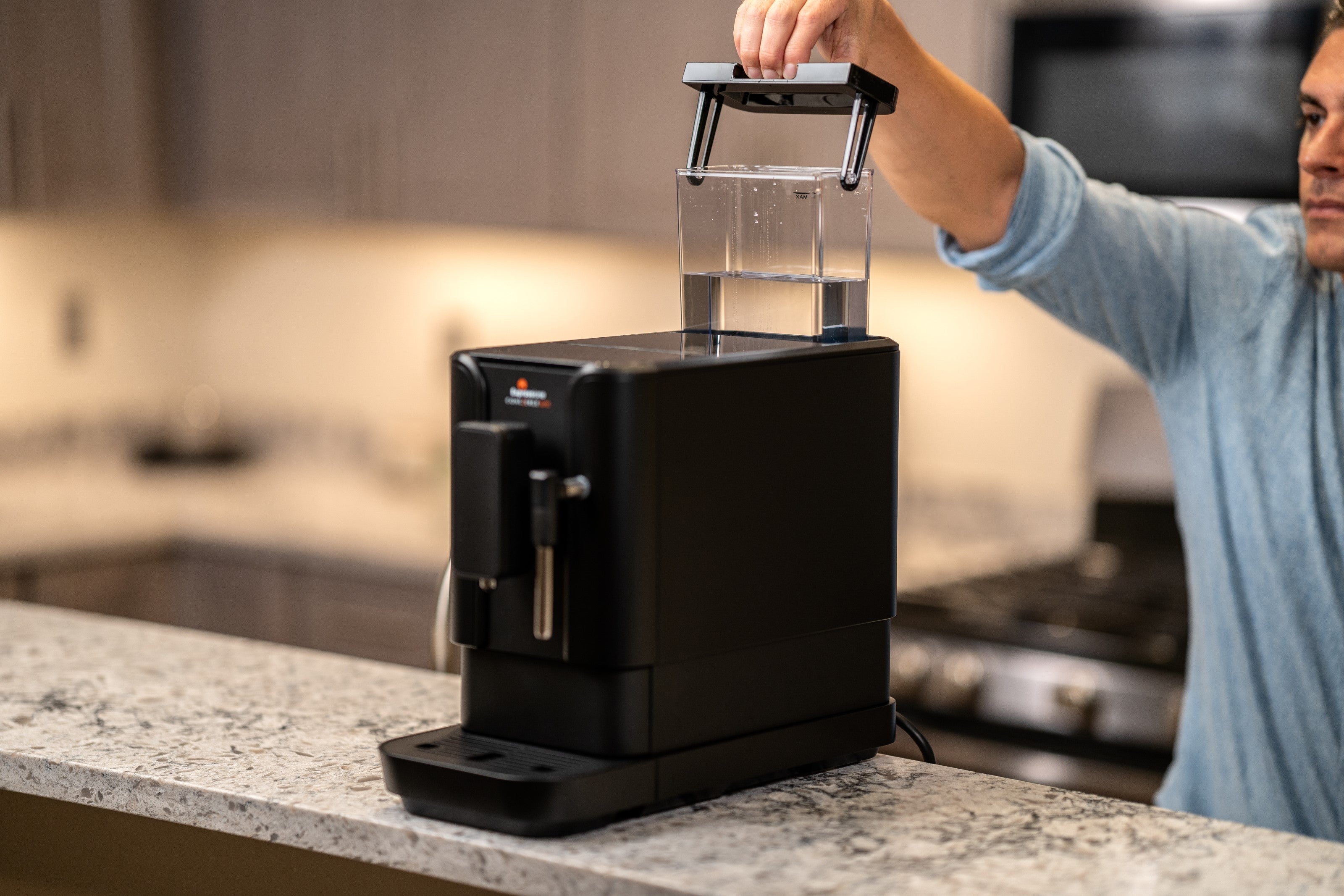 Black bean-to-cup espresso machine with hand lifting top reservoir