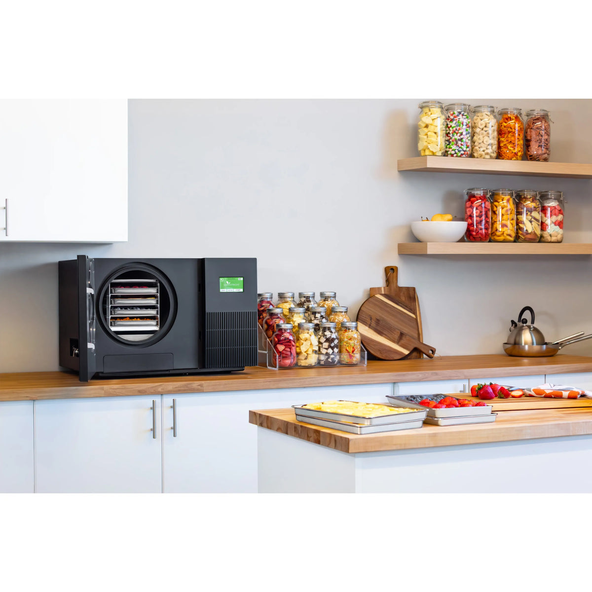 Harvest Right Countertop Pro Freeze Dryer, 4 Tray & Mylar Starter Kit in Black (HRFDCBK-PP)