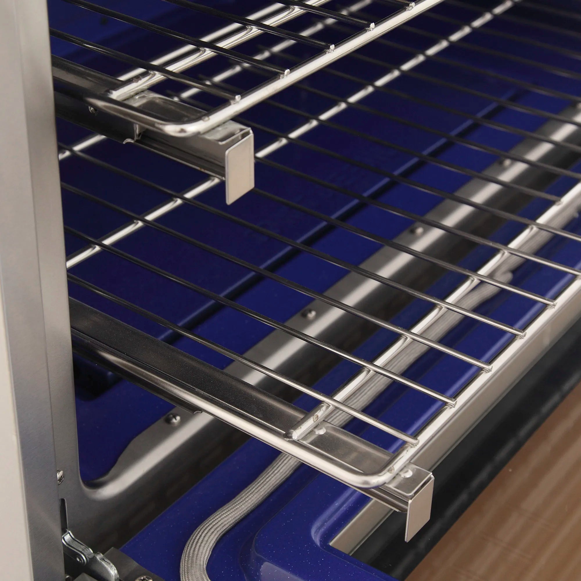 Oven wire rack with metal side supports