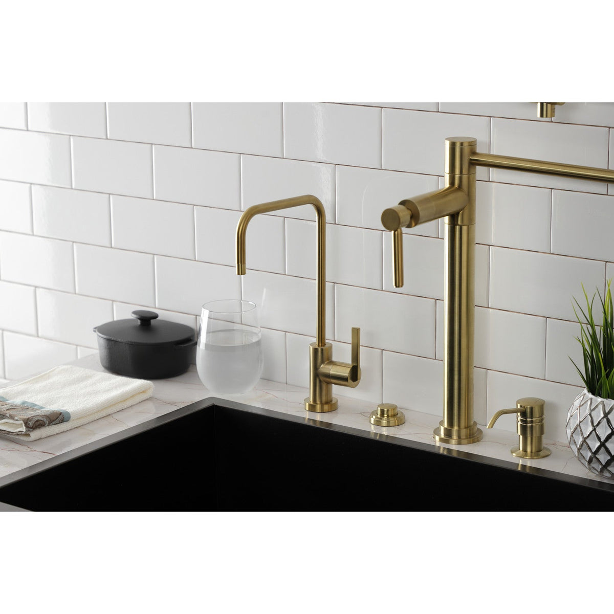Continental Single-Handle Water Filtration Faucet in Brushed Brass