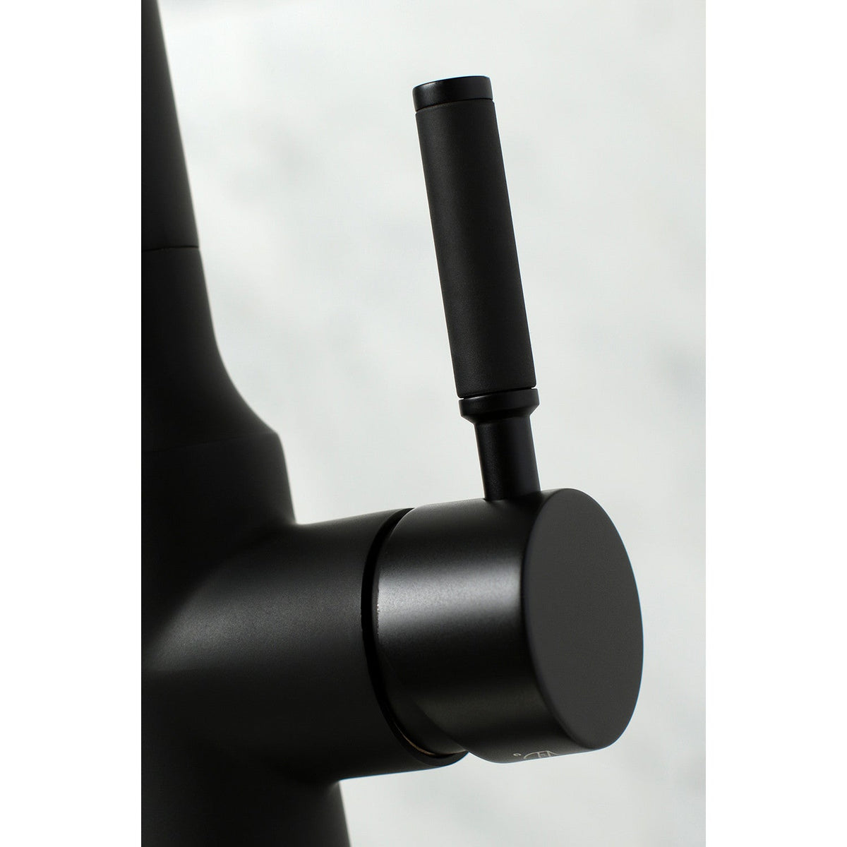 Gourmetier Kaiser Single-Handle Pull-Down Kitchen Faucet in Matte Black
