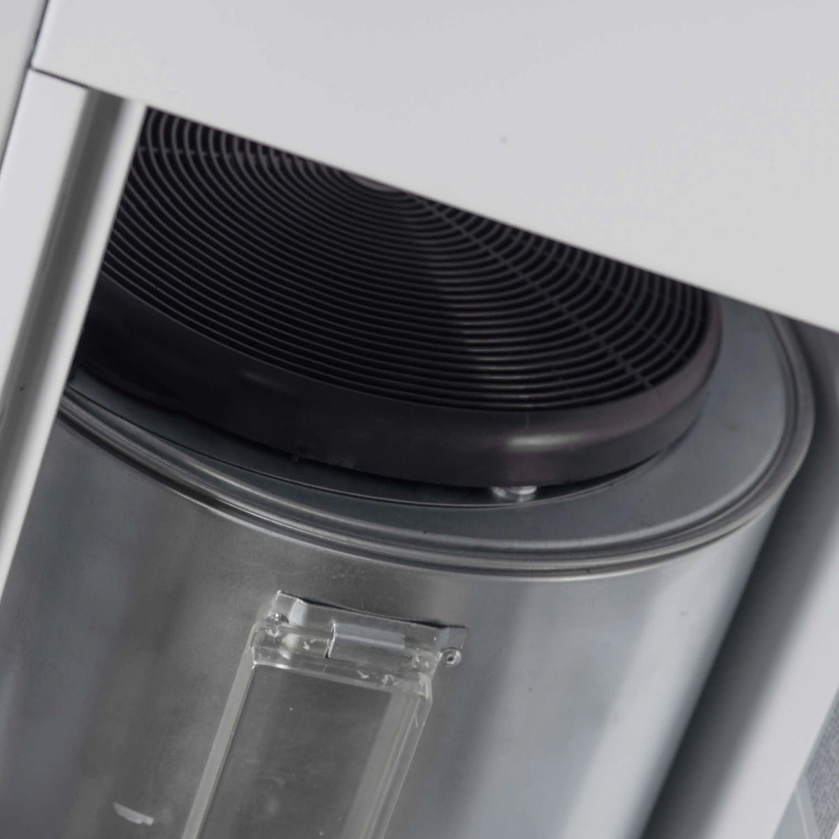 Gas range burner cap and grate assembly with dark coil