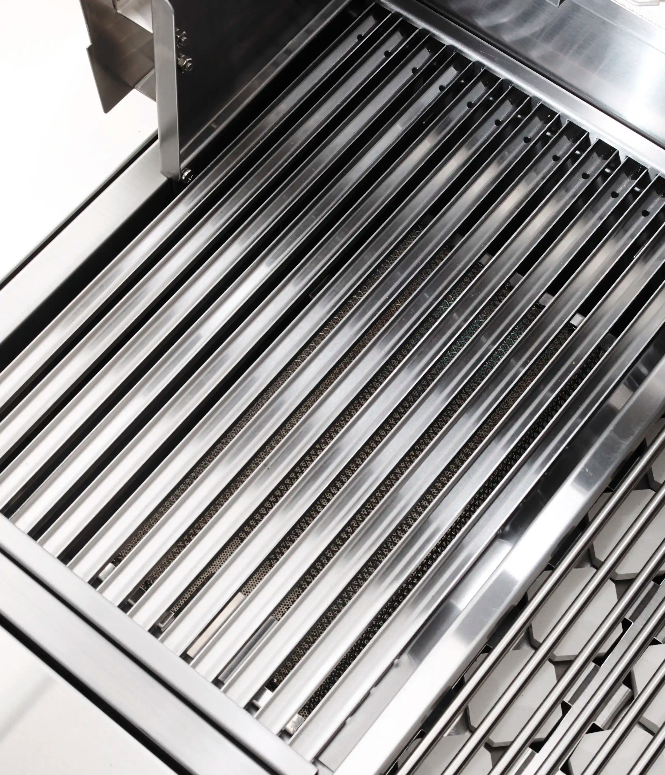 Stainless cooking grates with parallel bars inside built-in gas grill