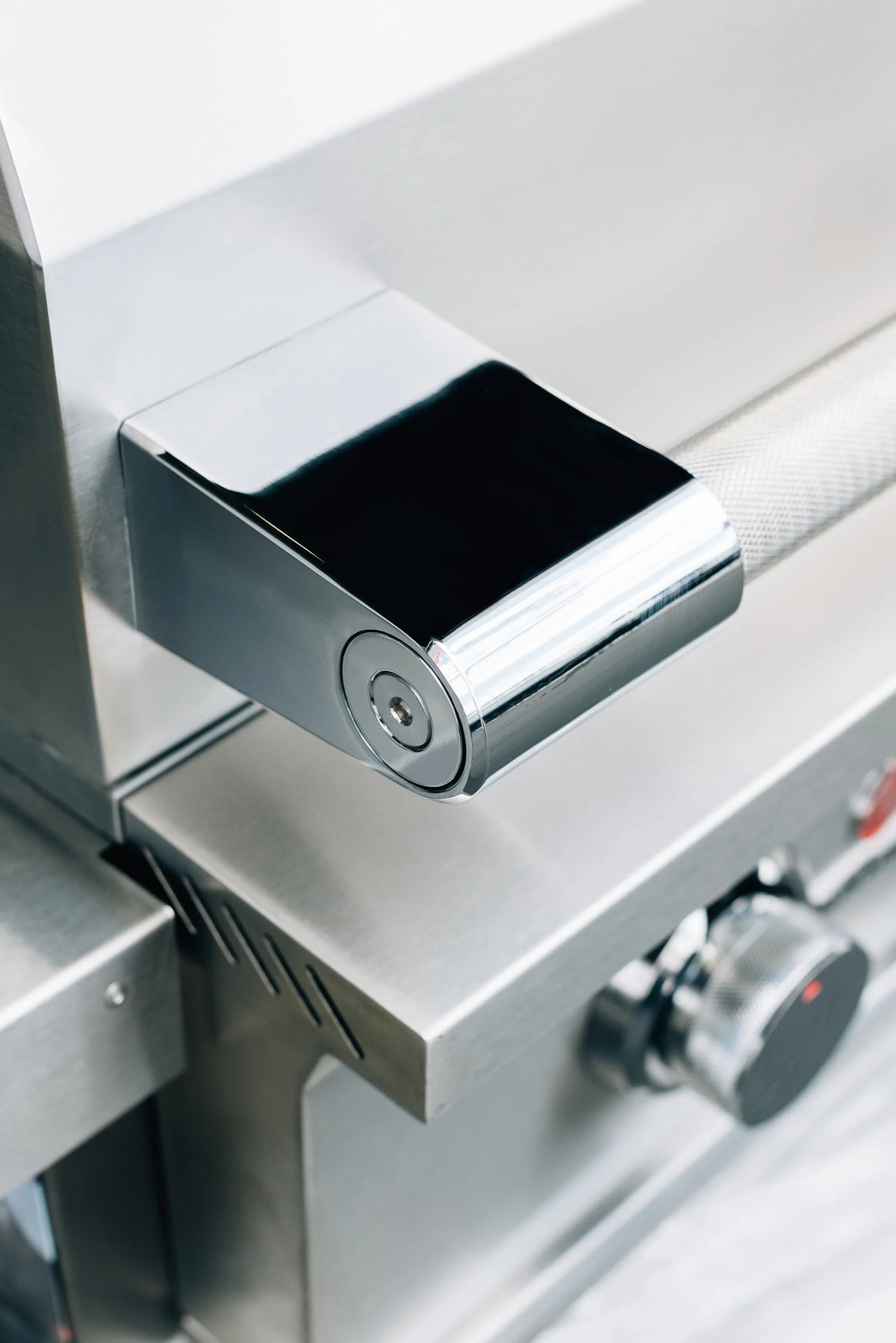 Stainless steel grill lid handle with latch