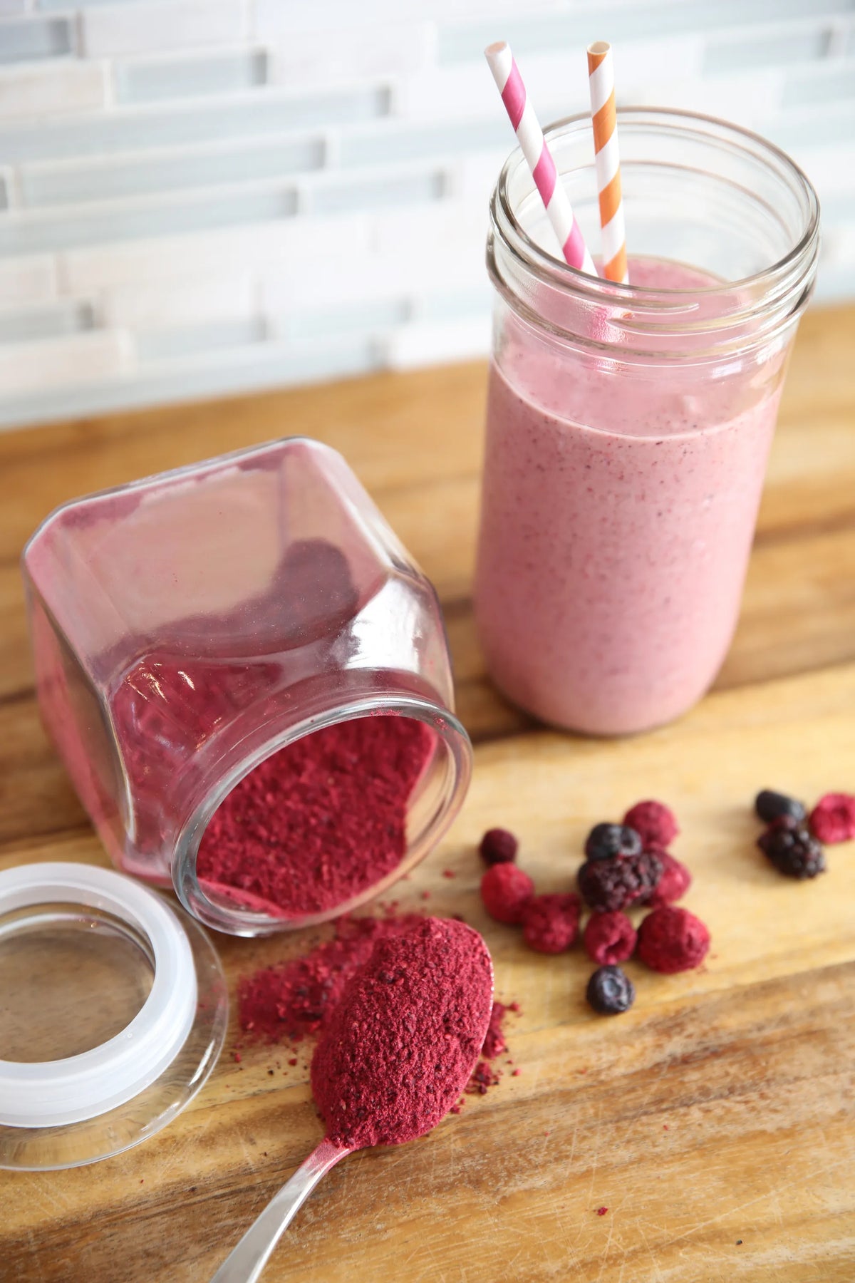 Harvest Right freeze dryer starter kit: jar with berry powder, smoothie cups, and straws