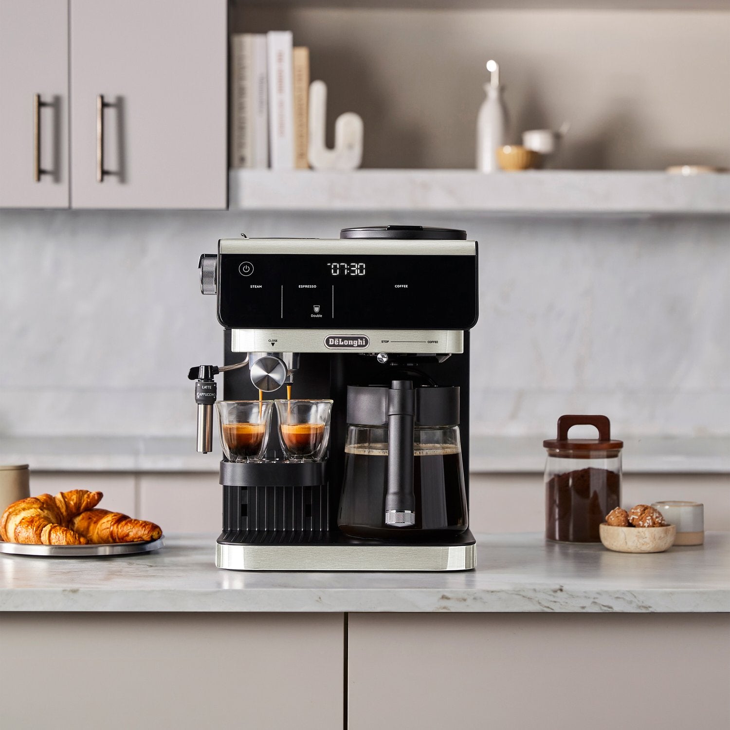 De'Longhi All-in-One Combination Coffee and Espresso Machine with Manual Steam Wand in Black (COM630BK) - image 7