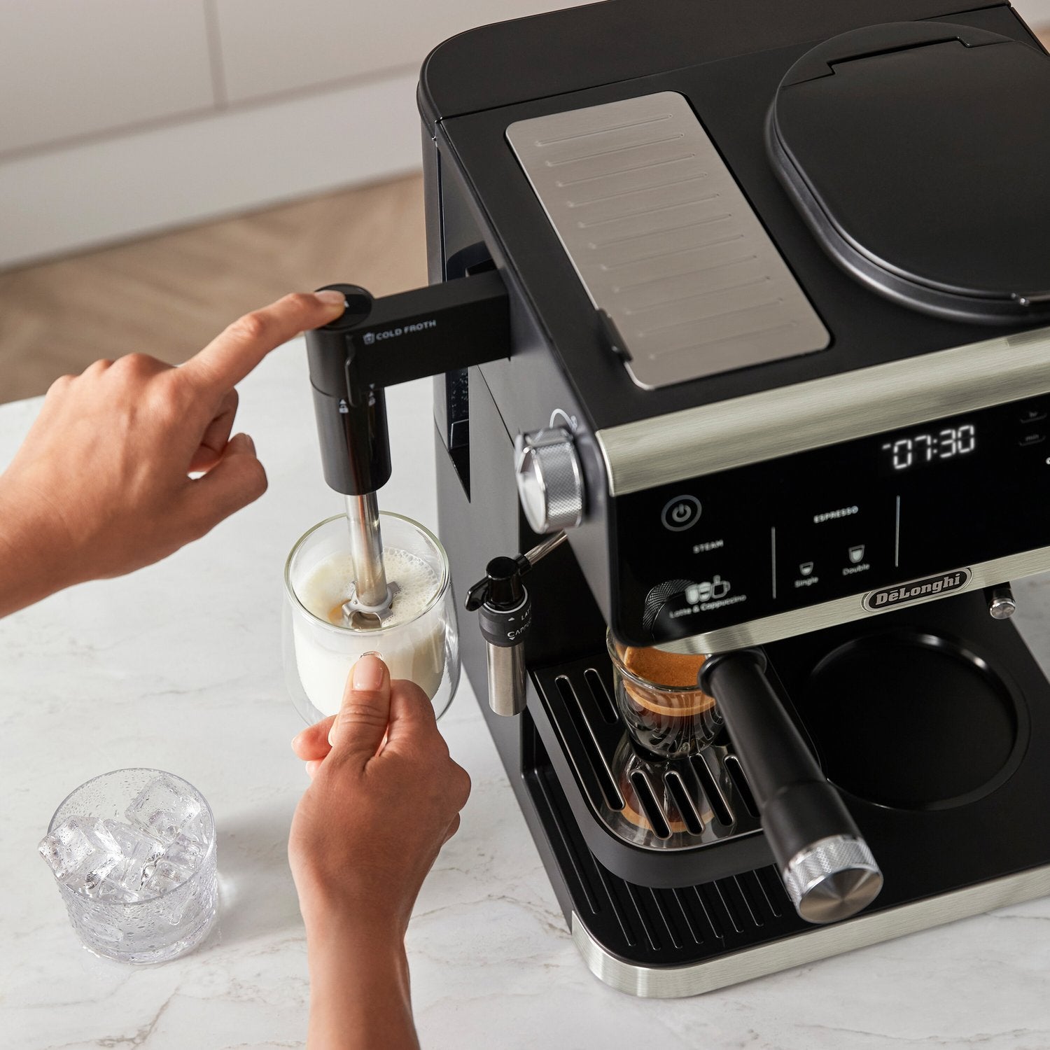 De'Longhi All-in-One Combination Coffee and Espresso Machine with Manual Steam Wand in Black (COM630BK) - image 27