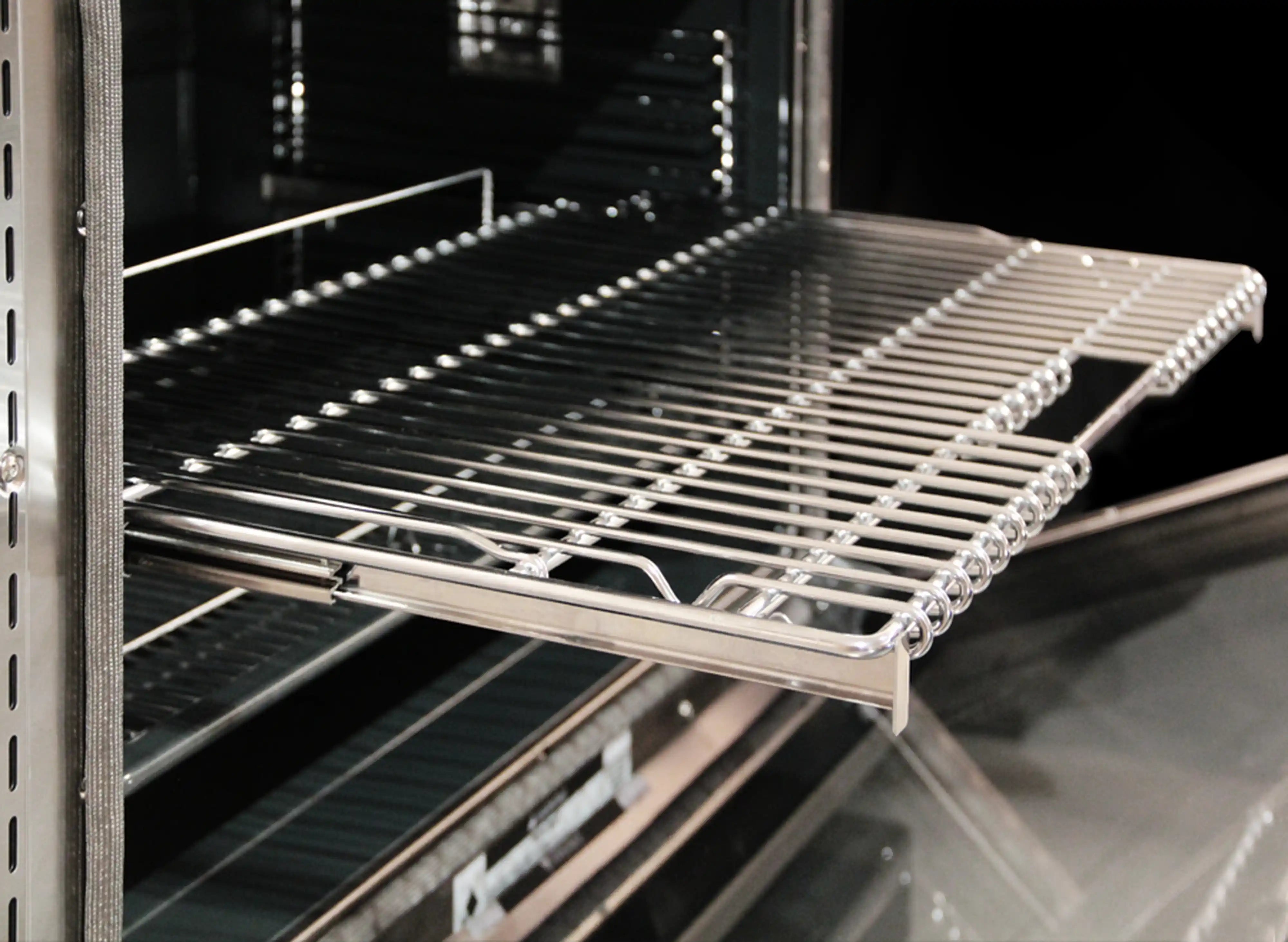 Stainless steel gas oven with chrome wire rack and side rails