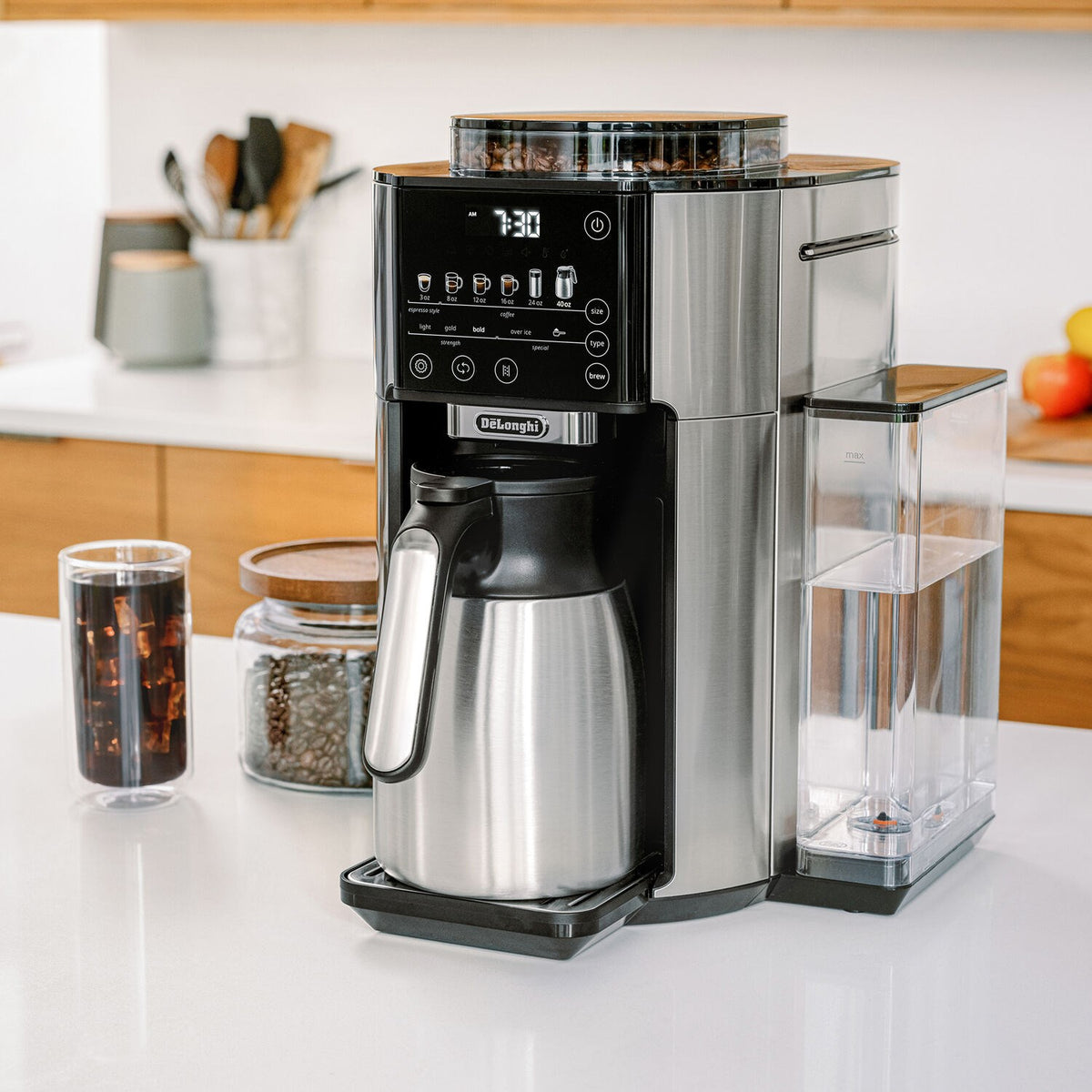 De'Longhi TrueBrew coffee maker in side view with thermal carafe and transparent water tank