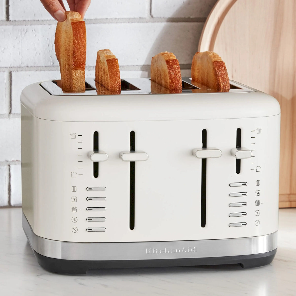Porcelain 4-slice toaster with two wide slot openings and toast rising