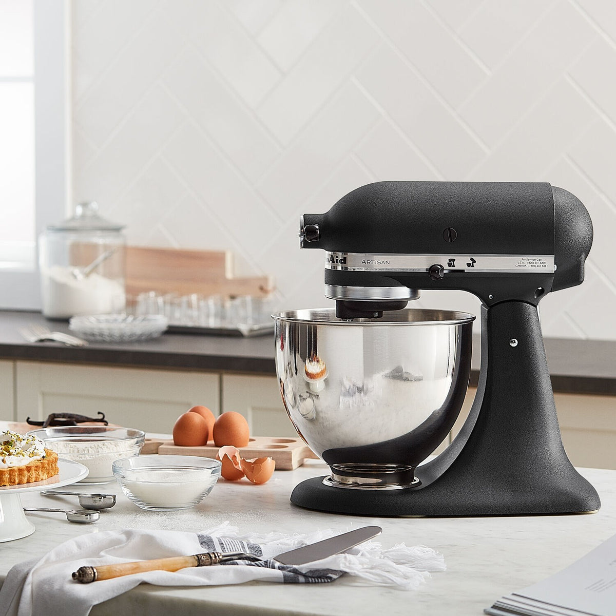 KitchenAid Artisan スタンドミキサー ブラック KitchenAid Artisan 5 Quart Tilt-Head Stand Mixer in Cast Iron Black (K