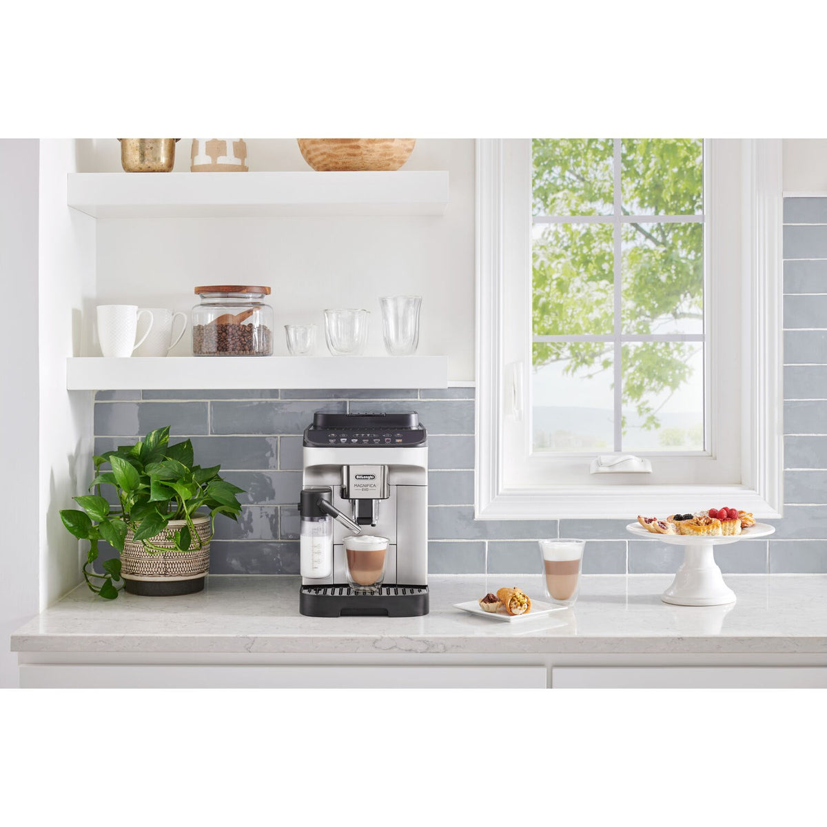 De'Longhi Magnifica Evo coffee machine with cups on the countertop