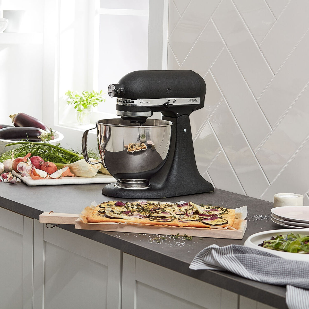 KitchenAid KSM160 スタンドミキサー ブラック KitchenAid Artisan 5 Quart Tilt-Head Stand Mixer in Cast Iron Black (K