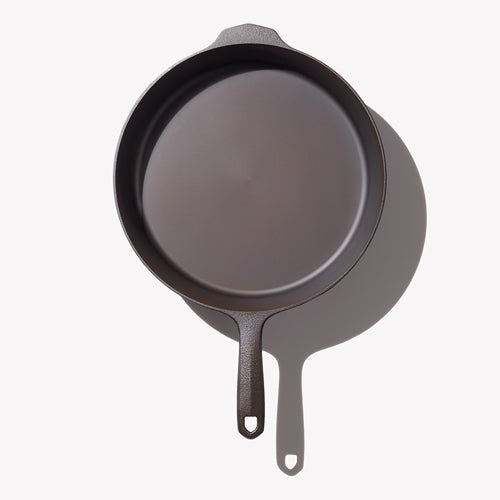 Black cast iron skillet with side profile and short loop handle