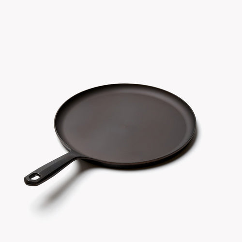 Round black cast iron skillet with short handle